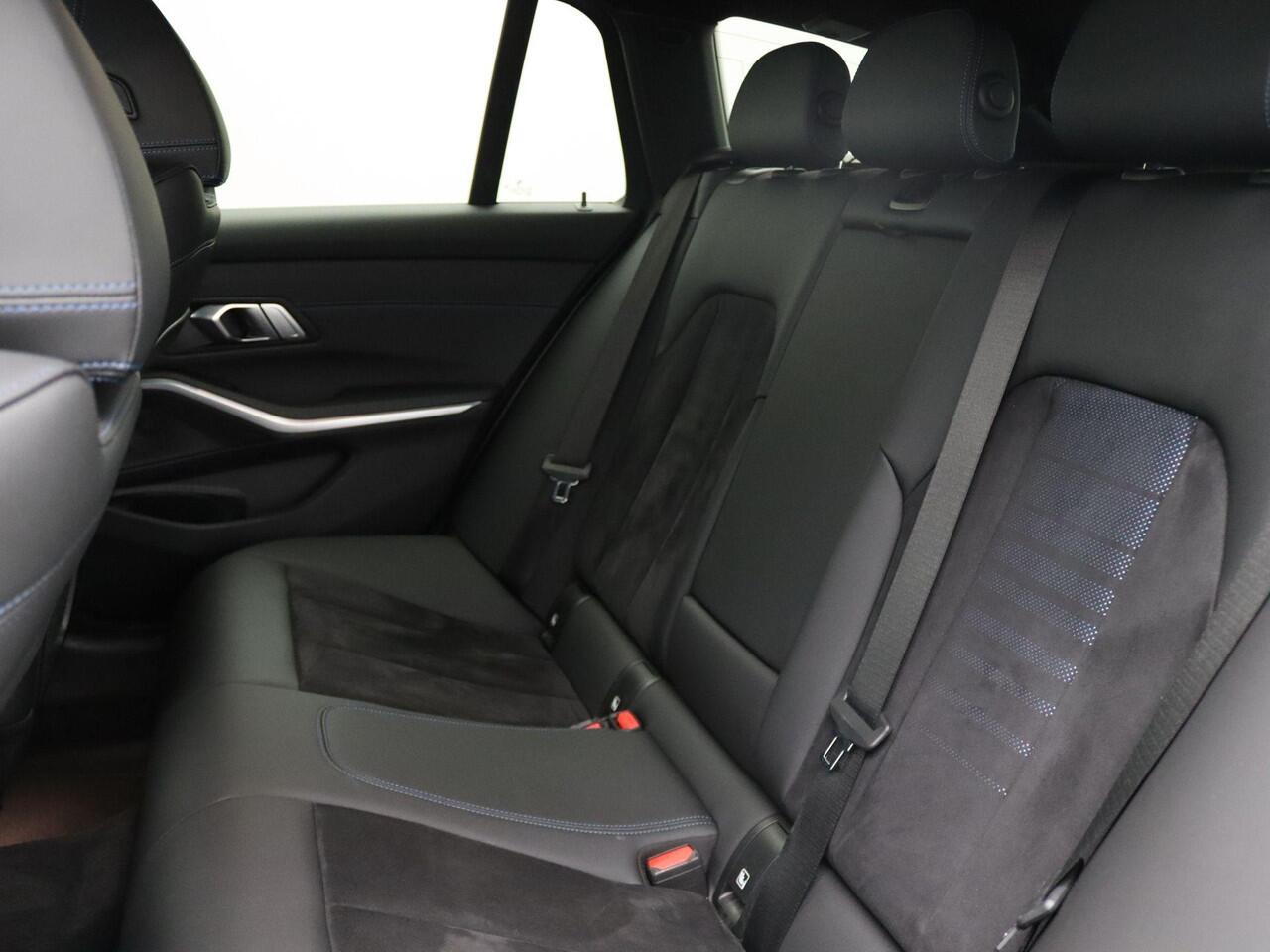BMW 3-SERIE 330e Touring M Sportpakket | Achteruitrijcamera | Driving Assistant | HIFI | 18"