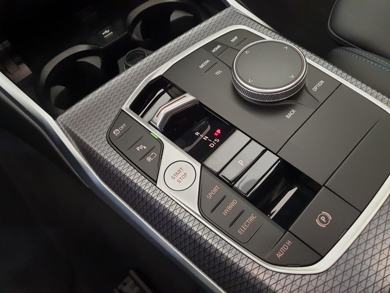 BMW 3-SERIE Touring 330e M-Sport Wegklapbare trekhaak, Panoramadak, ACC