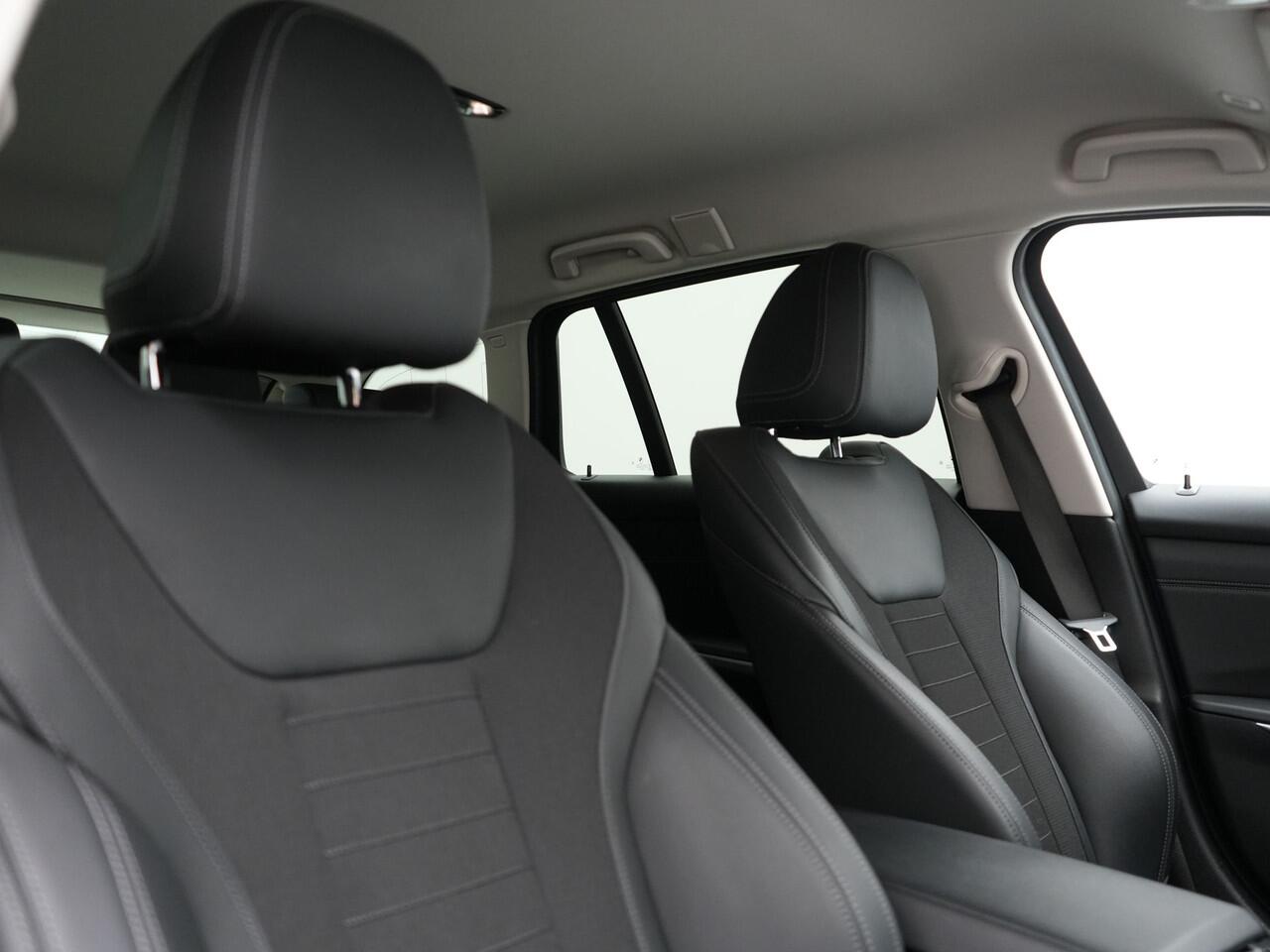 BMW 3-SERIE Touring 330e Sportline Plug In Hybrid 293pk Dealer O.H. PHEV | Adaptive Cruise | Sfeerverlichting | Apple Carplay | Black Optic | Sportstoelen Verwarmd | Navigatie | Blis | Virtual | DAB |
