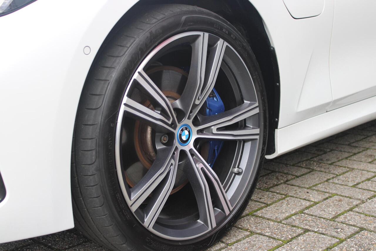 BMW 3-SERIE Touring 330e 292PK M-SPORT | PANORAMISCH SCHUIF/KANTEL DAK | M-SPORT PRO-PAKKET | M-SPORT REMMEN UITGEVOERD IN DONKERBLAUW MET M LOGO | BMW LIVE COCKPIT PROFESSIONAL | CURVED DISPLAY |DRIVING ASSISTANT INCL. HEAD-UP DISPLAY | PARKING ASSIST INCL. ACHTERUI