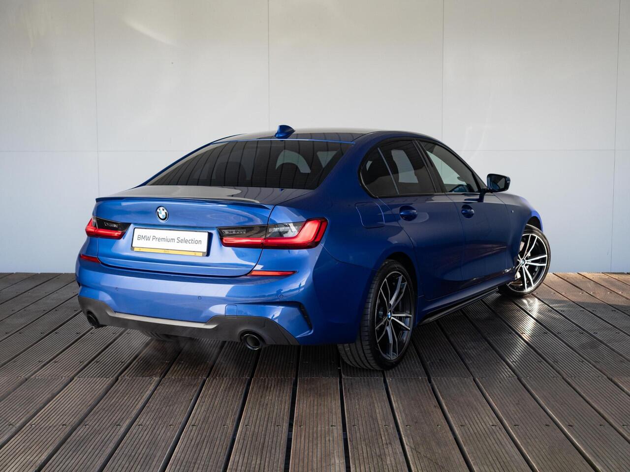 BMW 3-SERIE Sedan 330e | High Executive | M Sport | Stoelverwarming | Harman Kardon | LED | Cruise Control | 18''