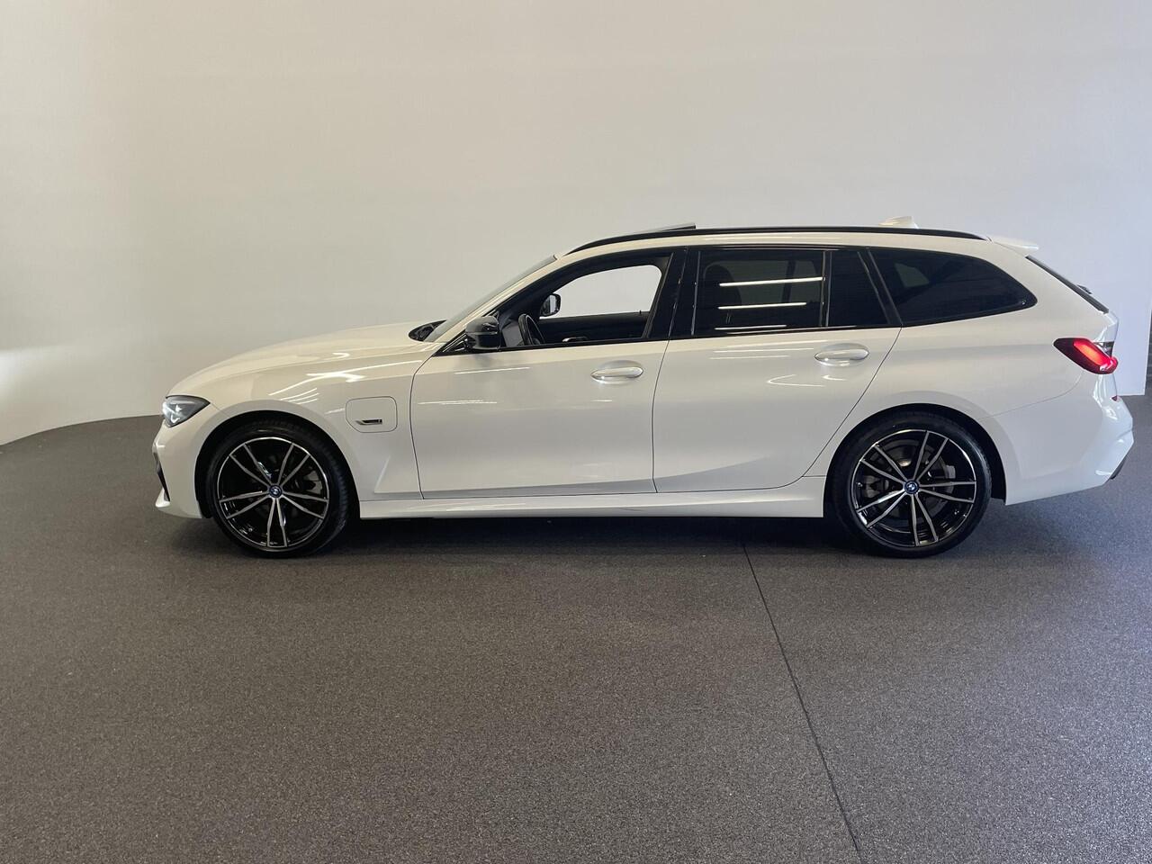 BMW 3-SERIE Touring 320e M-Sport Aut-8 Panoramadak Adaptive M-Technic Chassis LED Navi Cruise Control PDC VA 19" LM Velgen Shadowline
