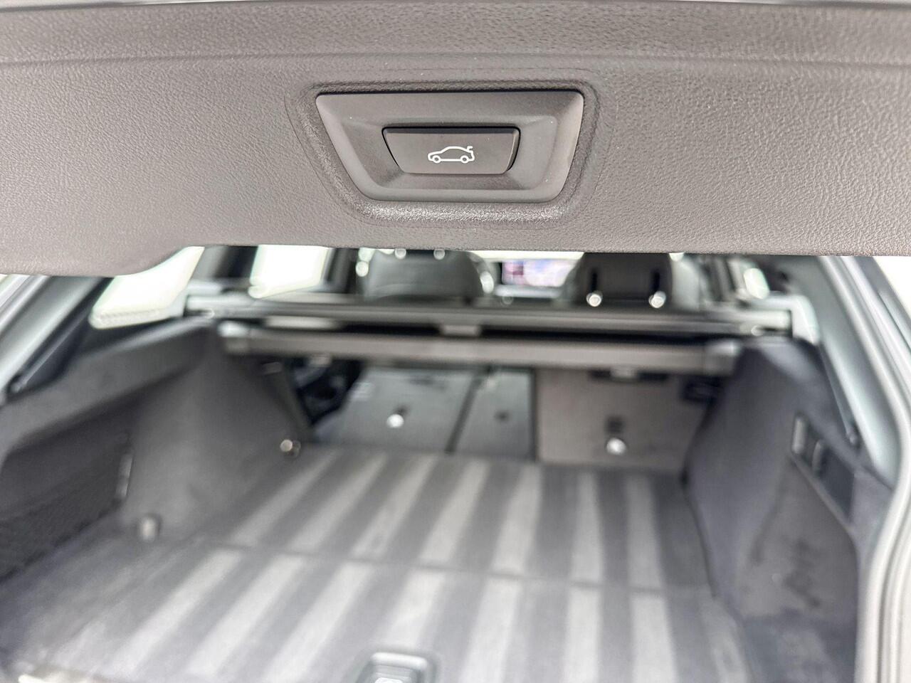 BMW 3-SERIE Touring 330e | M Sport Pro | Glazen Panoramadak | Innovation Pack