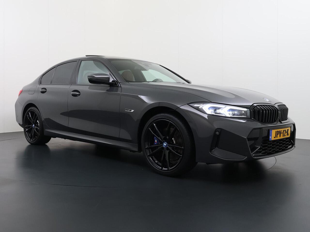 BMW 3-SERIE 330e High Executive BOMVOL!| M SPORT | SCHUIFDAK | LEDER | HARMAN KARDON | LASER LED | ELECTR STOELEN | KEYLESS | HEAD UP| DODE HOEK HERKENNING | STUURWIEL VERWARMING