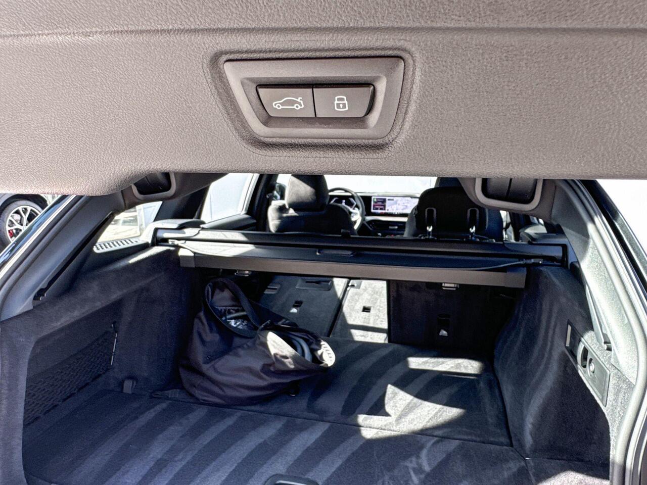 BMW 3-SERIE Touring 330e xDrive Harman Kardon audio / Glazen dak / 19 inch / Achteruitrij Camera