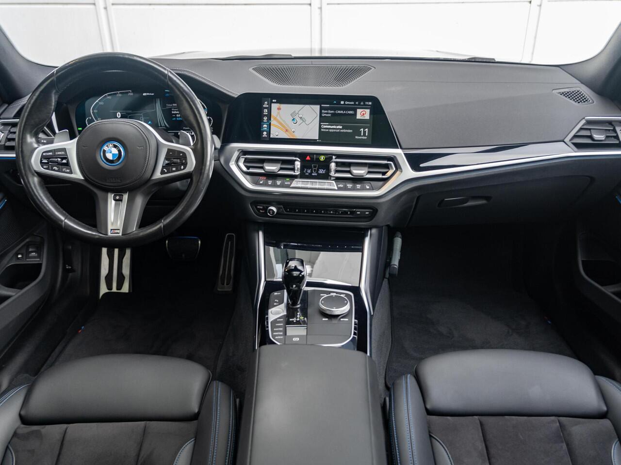 BMW 3-SERIE Touring 330e xDrive | M Sport | Innovationspakket | Verwarmd Stuurwiel | Comfort Access | Achteruitrijcamera | Panoramadak | Stoelverwarming | Head-Up Display | Laserlight | Trekhaak