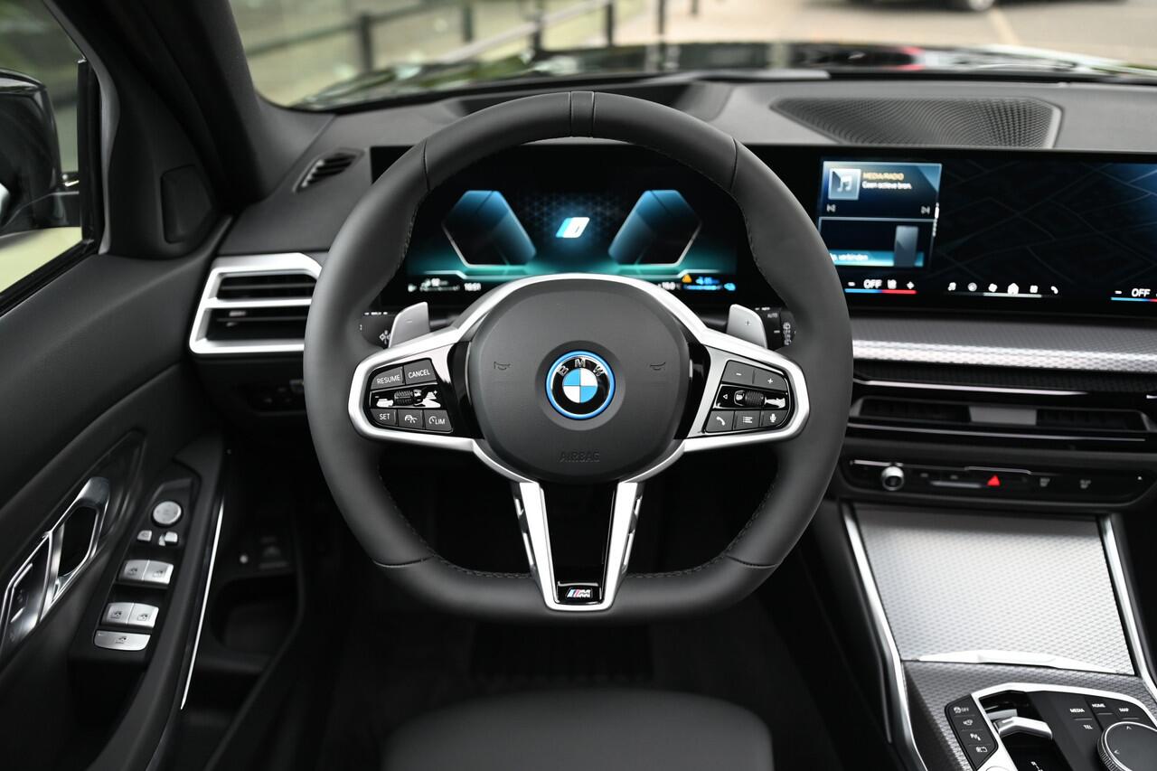 BMW 3-SERIE Touring 330e M Sport Automaat / Panoramadak / Trekhaak / Sportstoelen / Active Cruise Control / Adaptieve LED / Parking Assistant Plus / Comfort Access