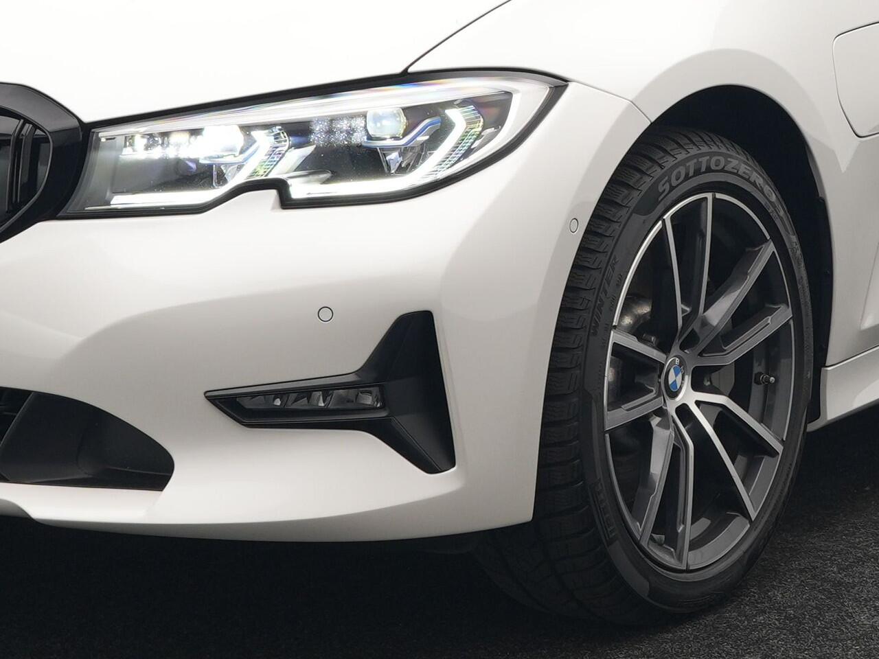 BMW 3-SERIE Touring 330e Plug In Hybrid 293pk Dealer O.H PHEV | Trekhaak Af Fabriek | Panodak | Head Up | Adaptive Cruise | Laser LED | Lederen Sportstoelen Memory & Verwarmd | Keyless | Blis | Apple Carplay | Stuur Verwarmd | Navigatie | DAB |