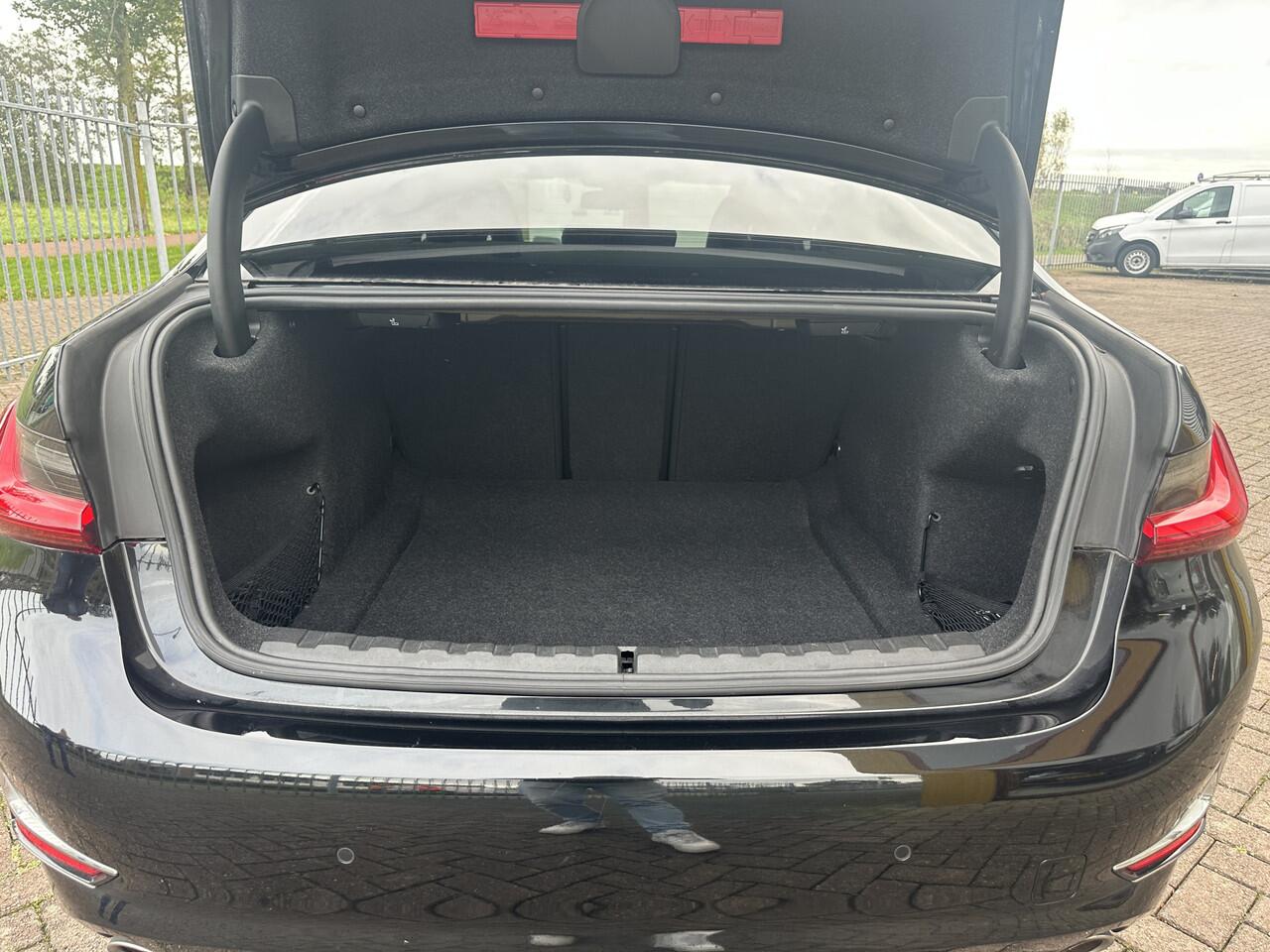 BMW 3-SERIE 320i xDrive High Executive