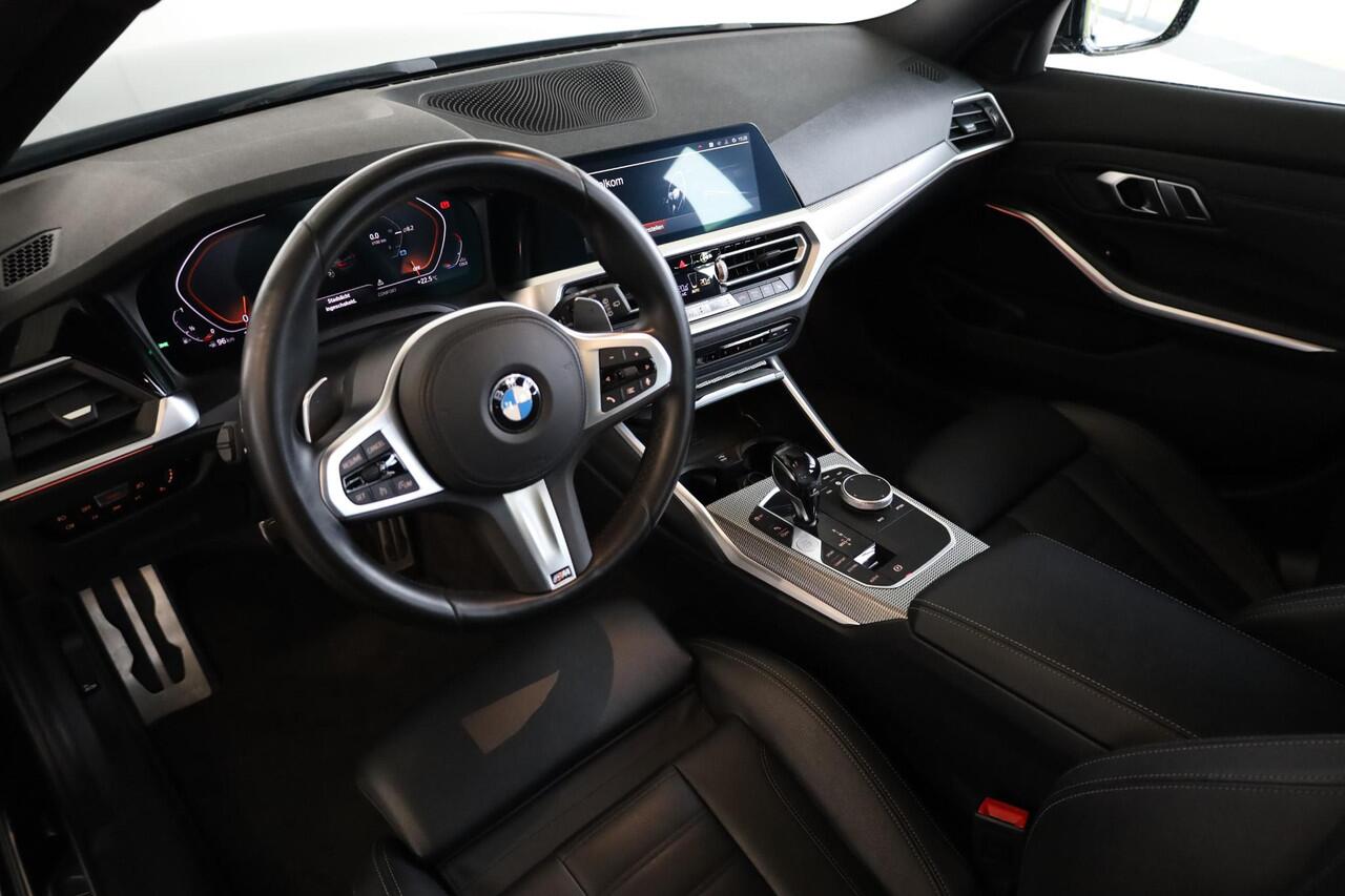 BMW 3-SERIE Touring 318i High Executive | M sportpakket | Parking Pack | Glazen panoramadak | Parking Assistant |