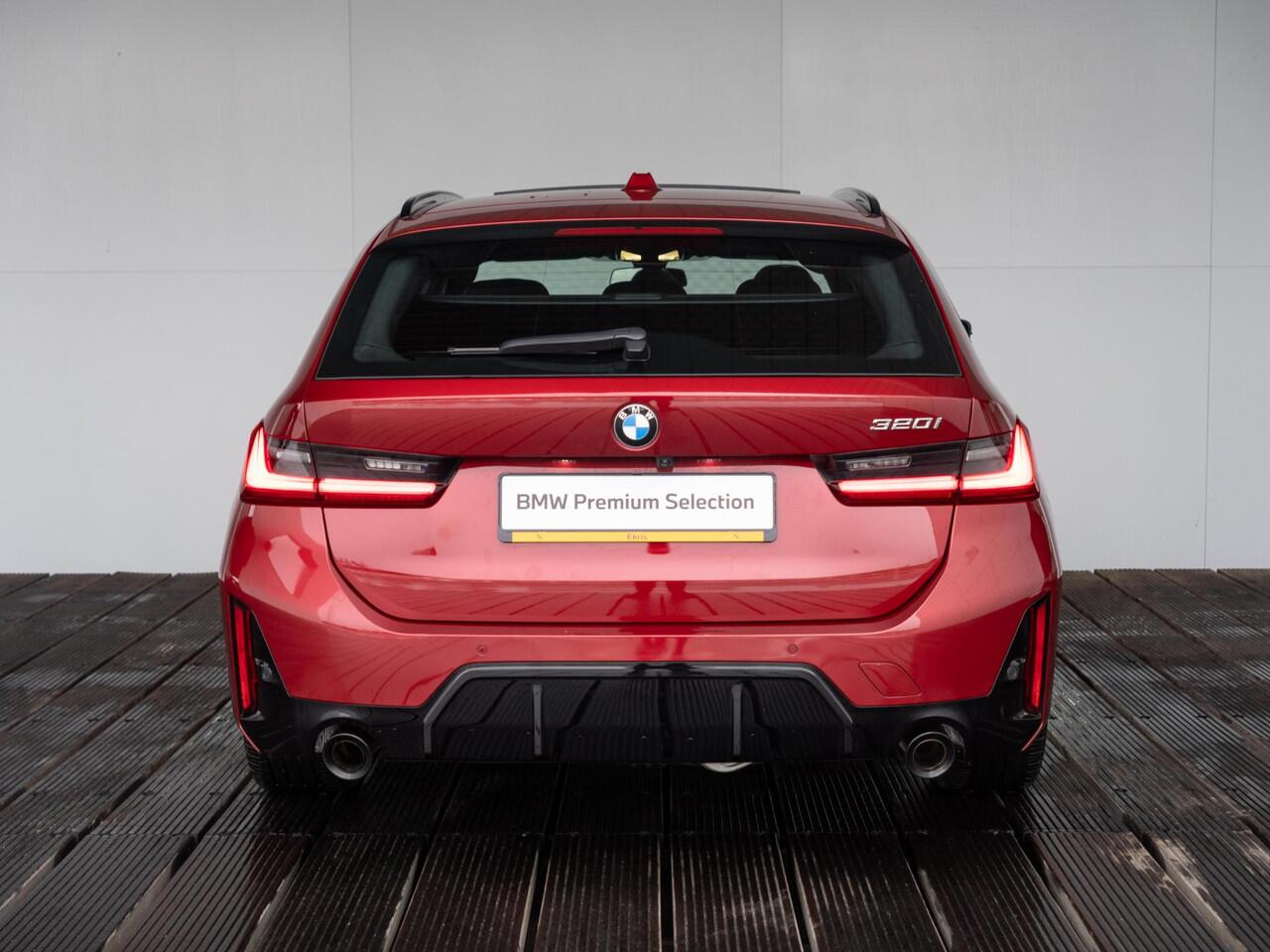 BMW 3-SERIE Touring 320i | M Sportpakket Pro | Innovation Pack | Comfort Access | Stoelverwarming | Panoramadak | Trekhaak