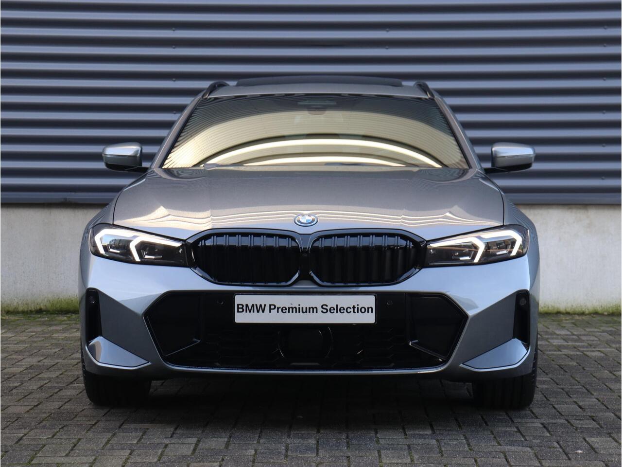 BMW 3-SERIE Touring 330e | M Sportpakket Pro | Panodak | Head-Up | Trekhaak | Driving Assistant Prof. | Parking Assistant Plus | Harman Kardon | Verwarmd Stuurwiel | 19'' LMV