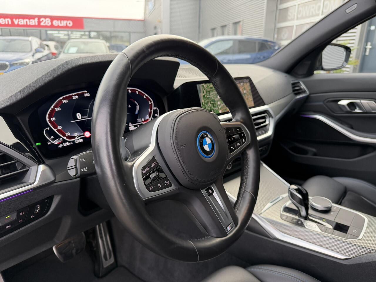 BMW 3-SERIE Touring 320e M Sport Laser Licht Trekhaak Stuurwielverwarming Carplay Achteruitrijcamera Keyless Entry