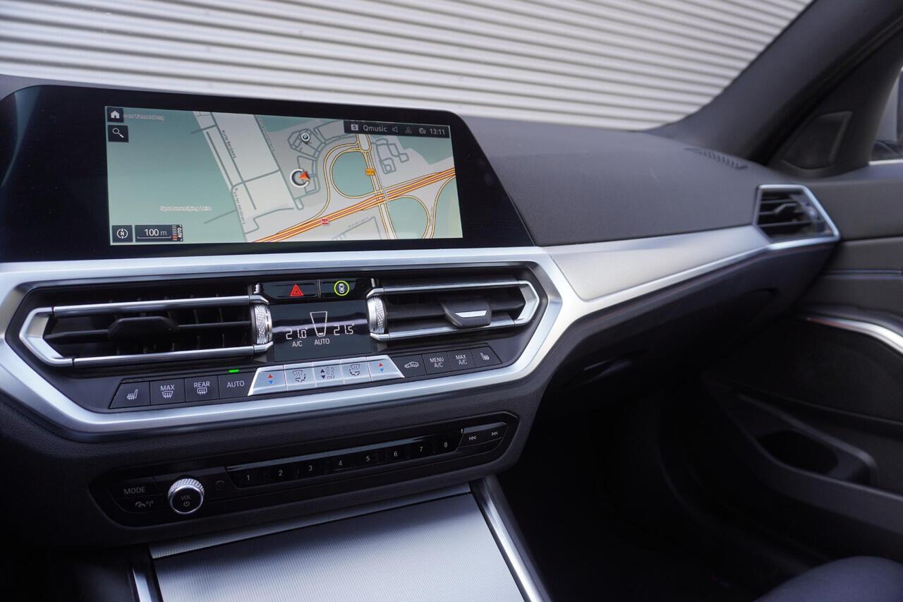 BMW 3-SERIE Touring M340i xDrive High Executive | Parking Pack | Glazen panoramadak | HiFi System | Trekhaak met elektrisch wegklapbare kogel | BMW Head-Up Display