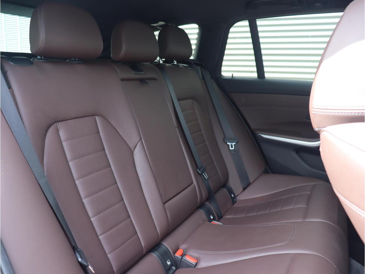 BMW 3-SERIE Touring 320i | High Executive | M Sportpakket | Panodak | Driving Assistant | Comfort Acces | Hi-Fi | Verwarmd Stuurwiel | Parking Pack | 19'' LMV