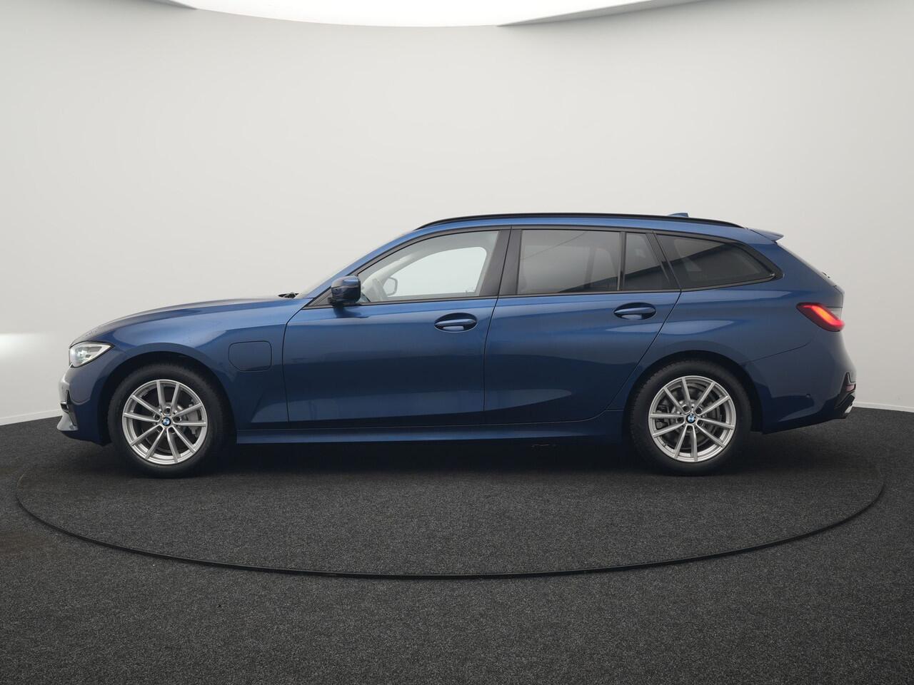 BMW 3-SERIE Touring 330e Sportline Plug In Hybrid 293pk Dealer O.H PHEV | Adaptive Cruise | Apple Carplay | Lederen Sportstoelen Verwarmd | Blis | Lane Assist | Front Assist | Navigatie | Virtual | DAB |
