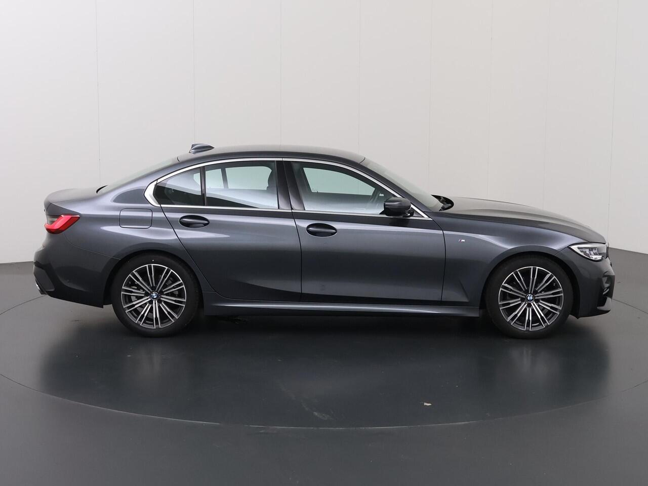 BMW 3-SERIE 320i Business Edition M-Sport Plus | Trekhaak | Leder | Parkeercamera | Head-Up | Stoelverwarming | Keyless Go |