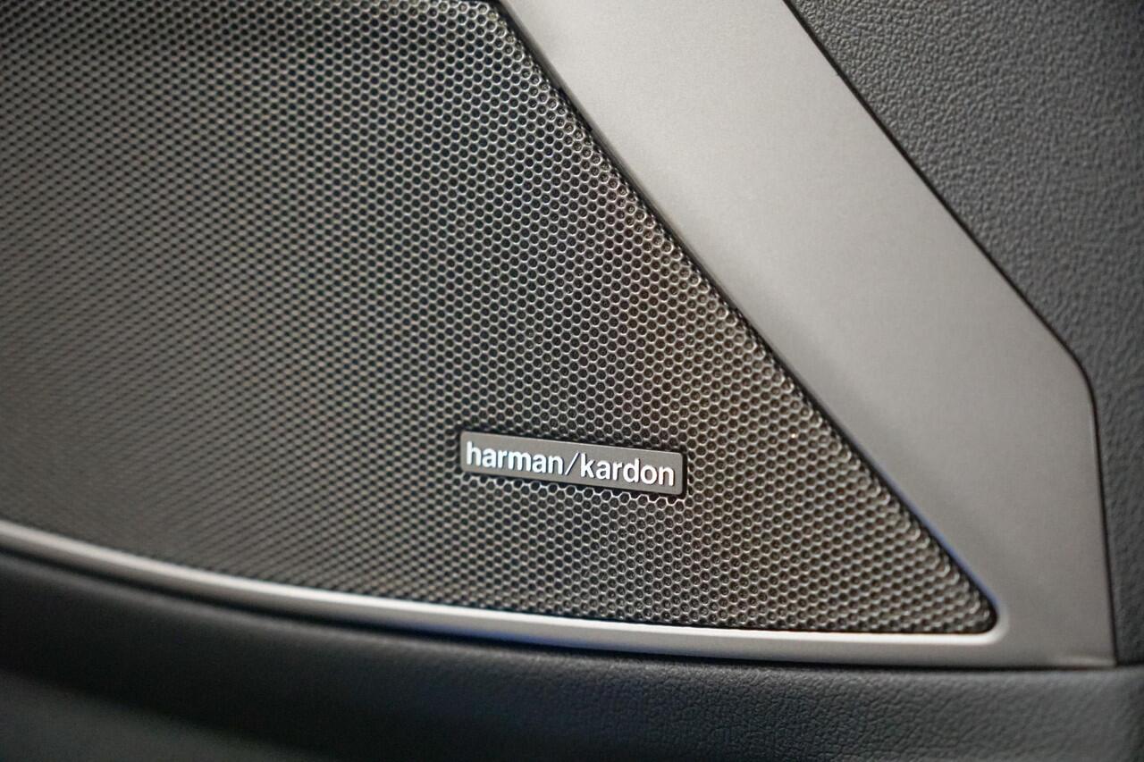 BMW 3-SERIE Touring 330e M-Sport | Panoramadak | Harman Kardon | Head Up | 20" | Elektr. Trekhaak