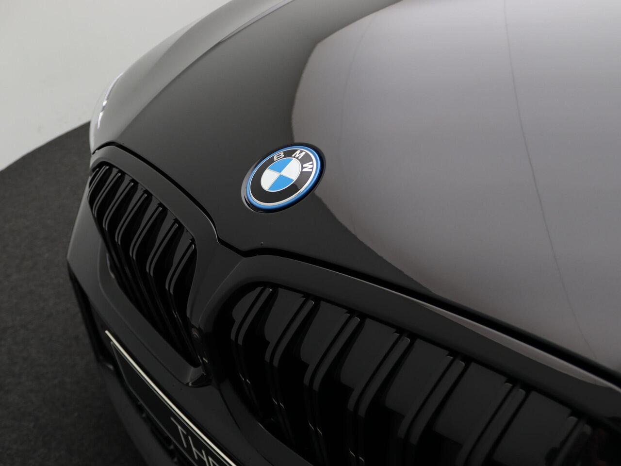 BMW 3-SERIE 330e Touring | M Sportpakket Pro | Comfort Pack | Innovation Pack