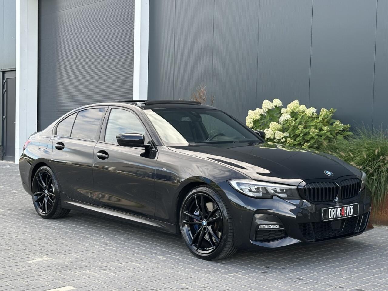 BMW 3-SERIE 330i M PACK M2020 PANO NAVI SPORTVELGEN CLIMATE PDC