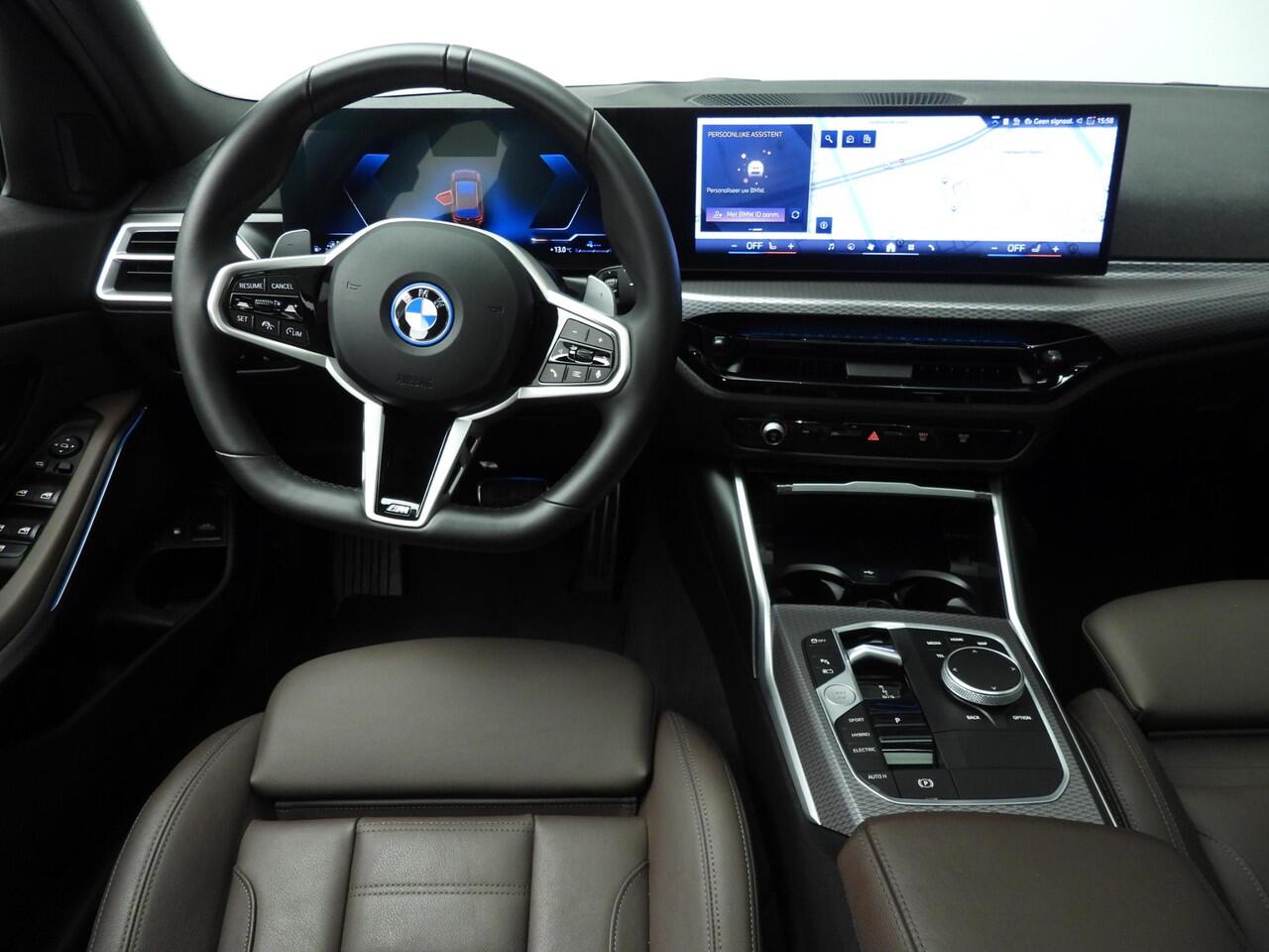 BMW 3-SERIE Touring 330e | M-Sportpakket | LED | Leder | Active cruise | Navigatie | Schuifdak | Trekhaak | DAB | Hifi speakers | Alu 18 inch