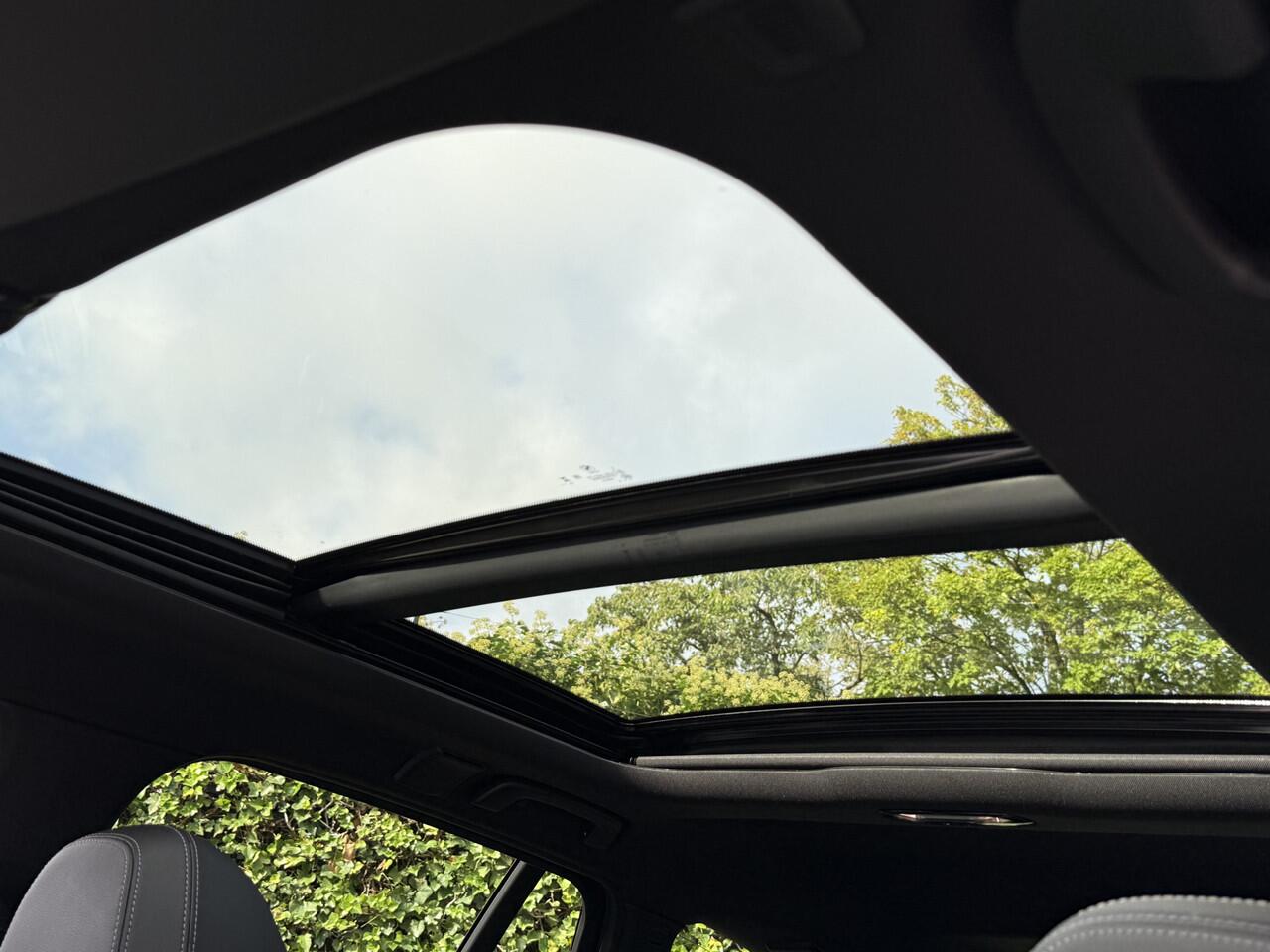 BMW 3-SERIE Touring 330e | M-Sport | Panorama | Camera | Getint Glas | HiFi | Elek. Trekhaak