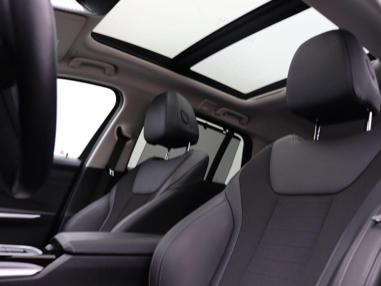BMW 3-SERIE Touring 330e Model Sport Line | Stuurwielrand Verwarmd | M Adaptief onderstel | Comfort Access | Achteruitrijcamera | Panoramadak | Elektrisch Verstelbare Sportstoelen | Driving Assistant | Laserlight | Head-Up Display | DAB | HiFi | 17''