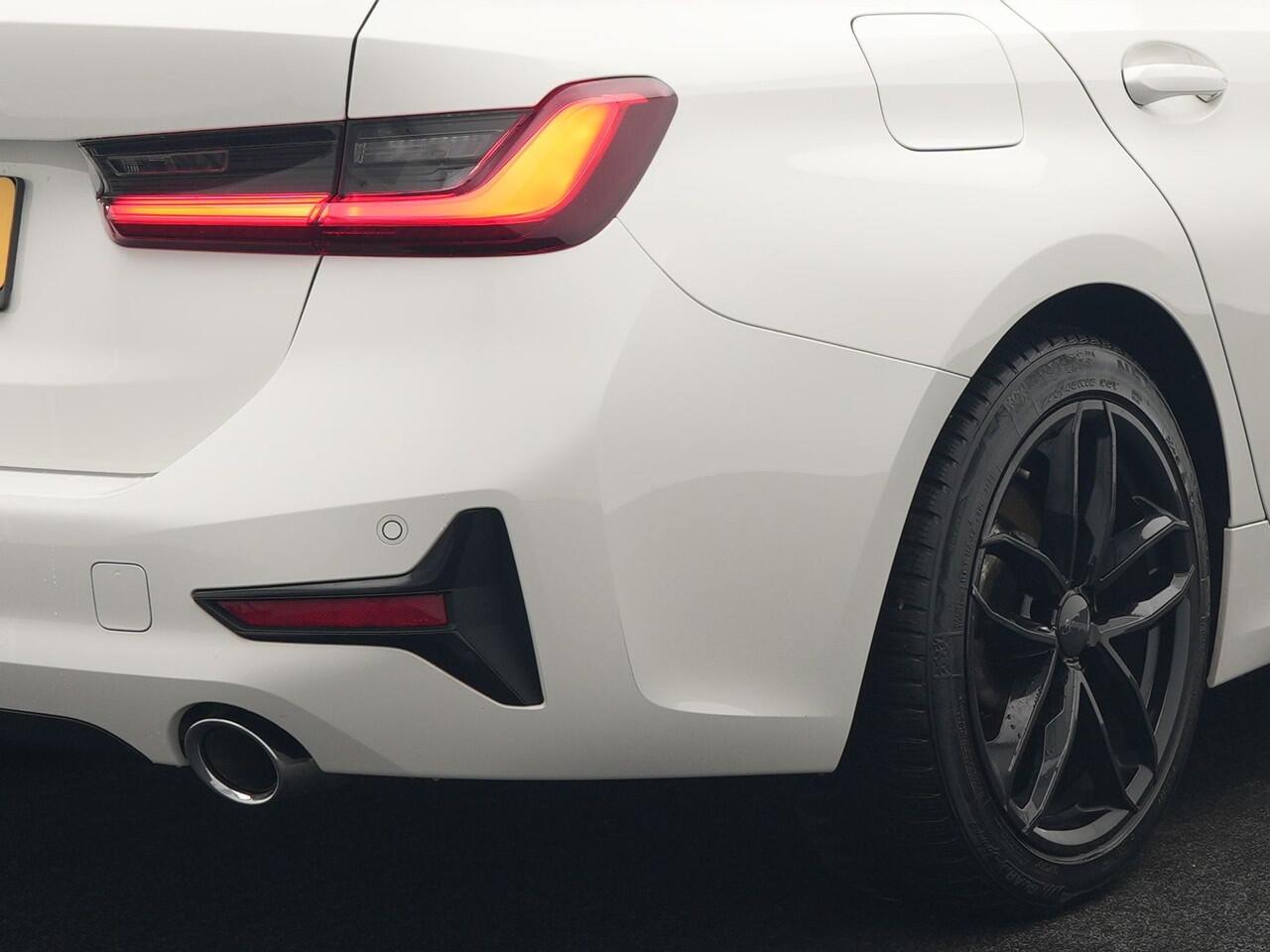 BMW 3-SERIE Touring 330i Sportline 259pk Dealer O.H. | Trekhaak Af Fabriek | Lederen Sportstoelen Verwarmd | Apple Carplay | Sfeerverlichting | Cruise Control | Navigatie | Virtual | 18"L.M |