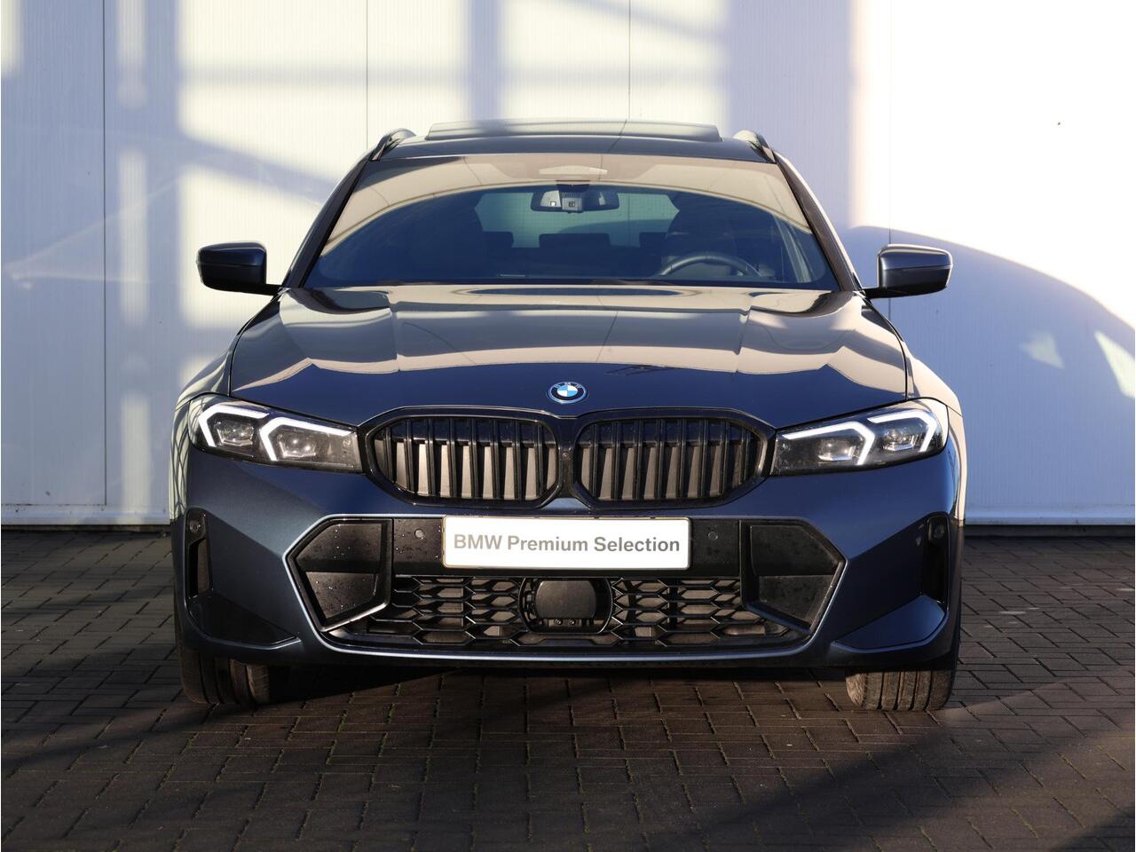 BMW 3-SERIE Touring 330e M Sportpakket Pro/ Stuurwiel Verwarming/ Comfort Access/ Elektrische Trekhaak/ Panoramadak/ Driving Assistant Professional/ Stoelverwarming/ Harman-Kardon