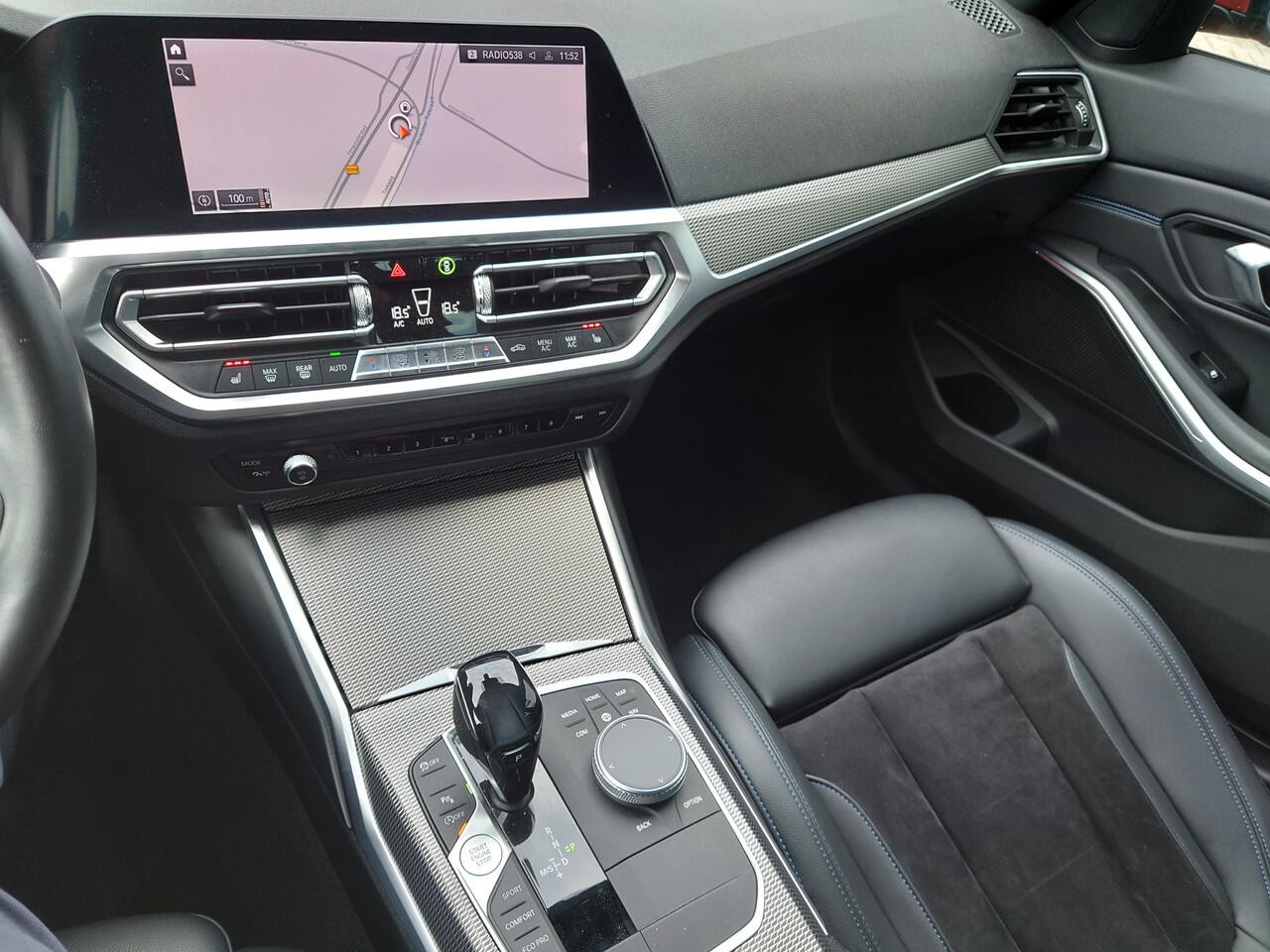 BMW 3-SERIE 330i High Executive M-Sport / Live Cockpit Pro / DAP / HIFI / LED / Trekhaak / Bomvol