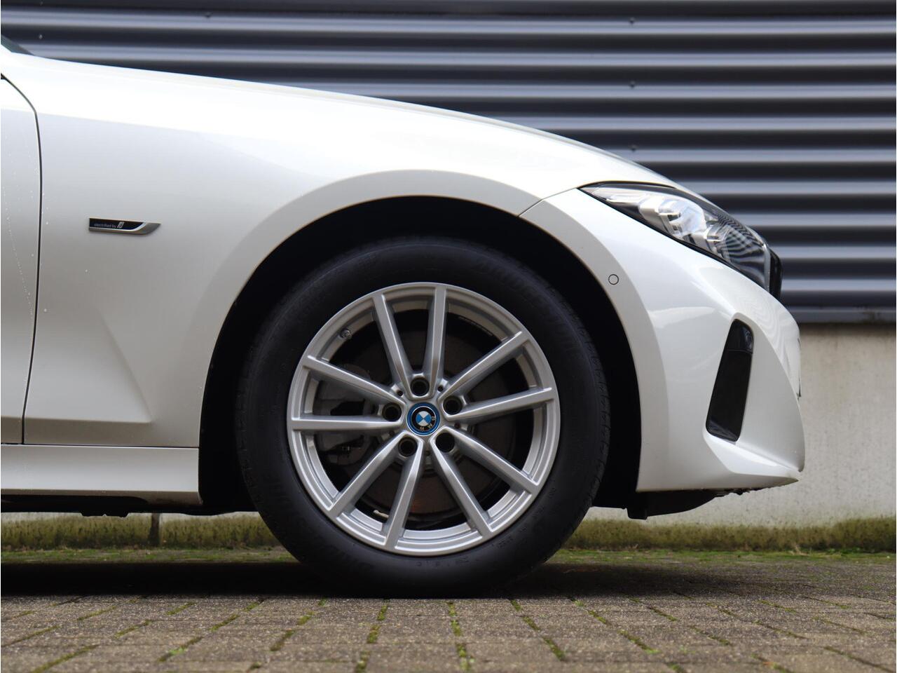 BMW 3-SERIE Sedan 330e | High Executive | Comfort Access | Elektr. Voorstoelen | Sportstoelen | Hi-Fi | Climate Control | Stoelverwarming | Getint Glas | 17'' LMV