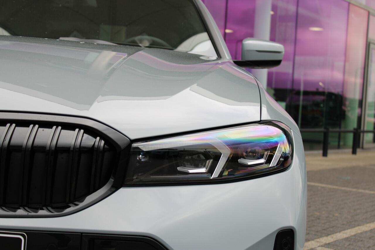 BMW 3-SERIE 330e High Executive M Sport Automaat / Schuif-kanteldak / Sportstoelen / Adaptieve LED / Parking Assistant Plus / Live Cockpit Professional / Stoelverwarming / Comfort Access