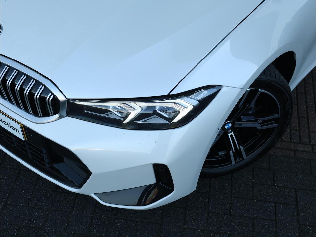 BMW 3-SERIE Touring 318i M-Sportpakket / Achteruitrijcamera / Trekhaak / Panoramadak / Stoelverwarming / 18'' /