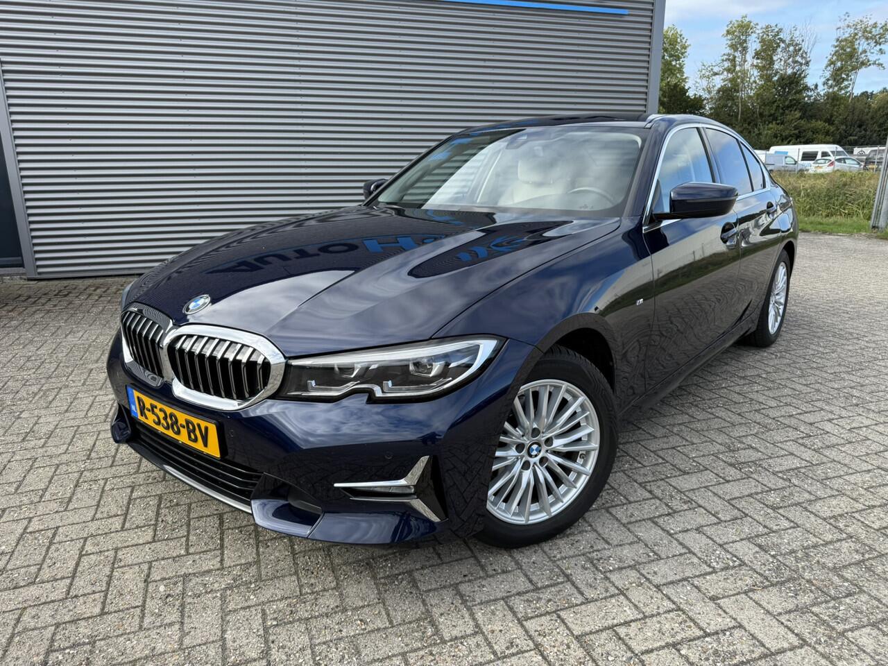 BMW 3-SERIE 318i 156 PK Luxury Line Leder Wegklapbare Trekhaak LED HiFi pakket PDC