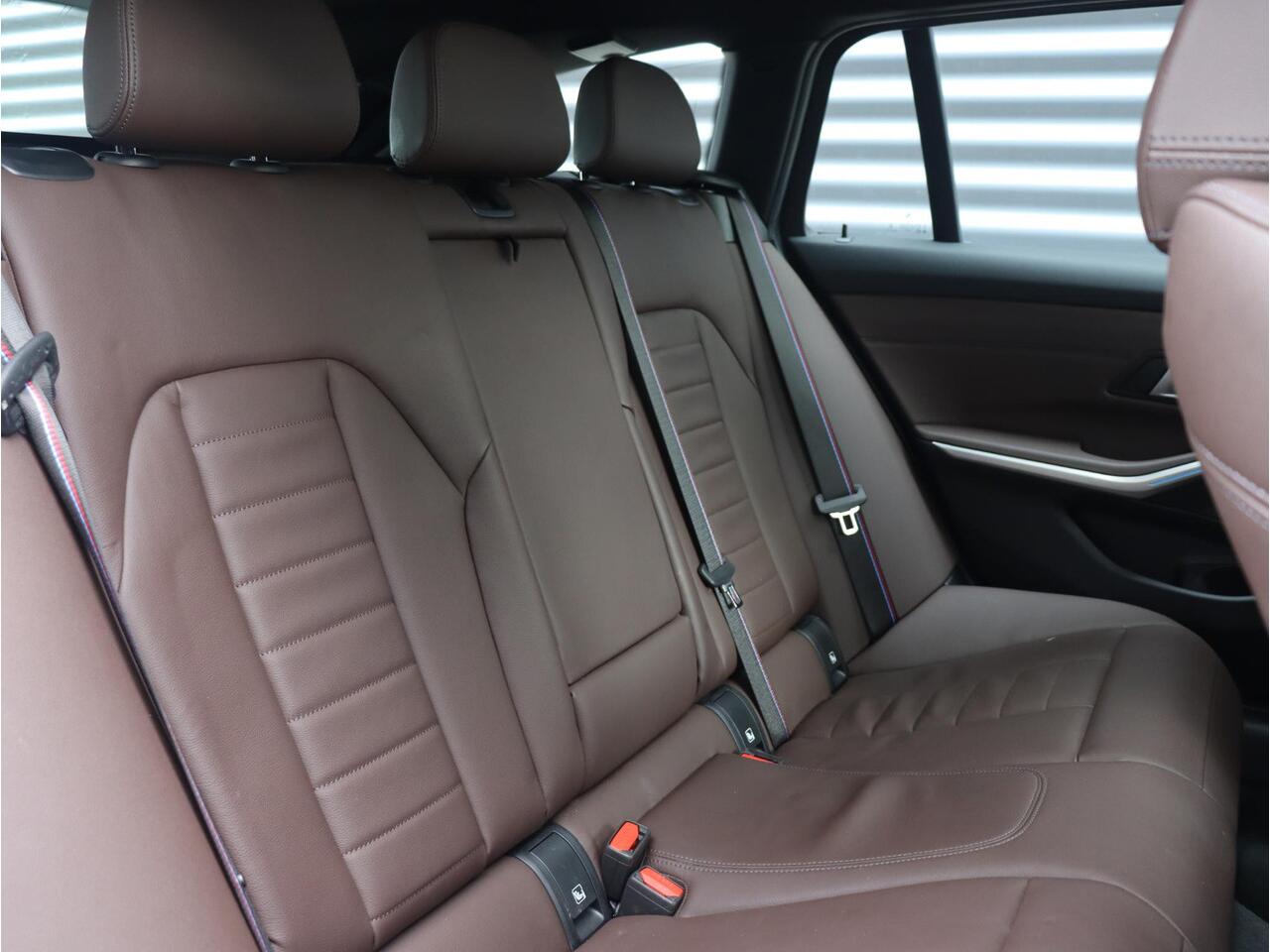 BMW 3-SERIE Touring 330i xDrive | High Executive | M Sportpakket Pro | Panodak | Trekhaak | Head-Up | Parking Assistant Plus | Driving Assistant | Comfort Access | 18'' LMV