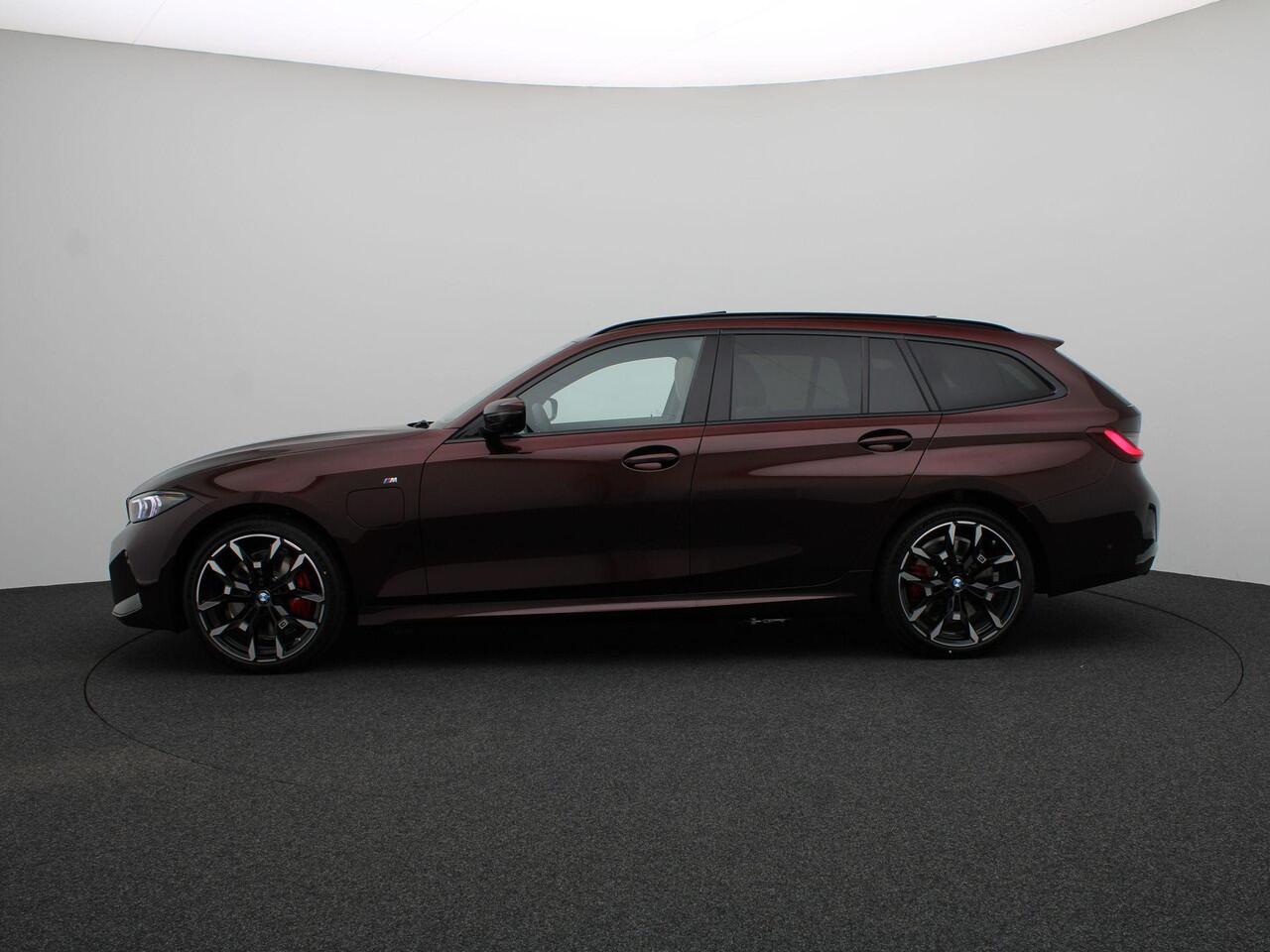 BMW 3-SERIE Touring 330e Individual Lak | M Sportpakket Pro | Innovation Pack | Comfort Pack | Trekhaak | Panoramadak