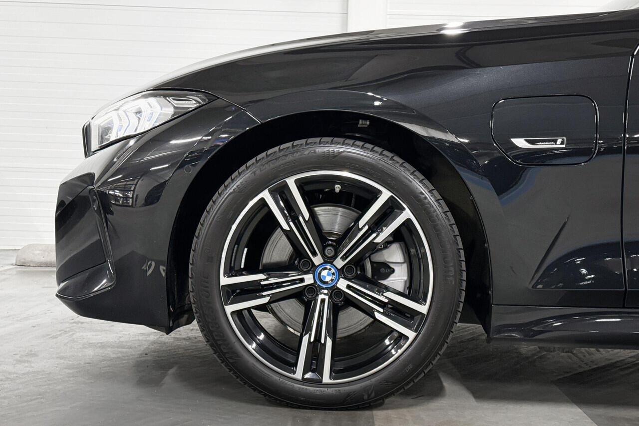 BMW 3-SERIE Touring 330e l M-Sport l Active Cruise Control
