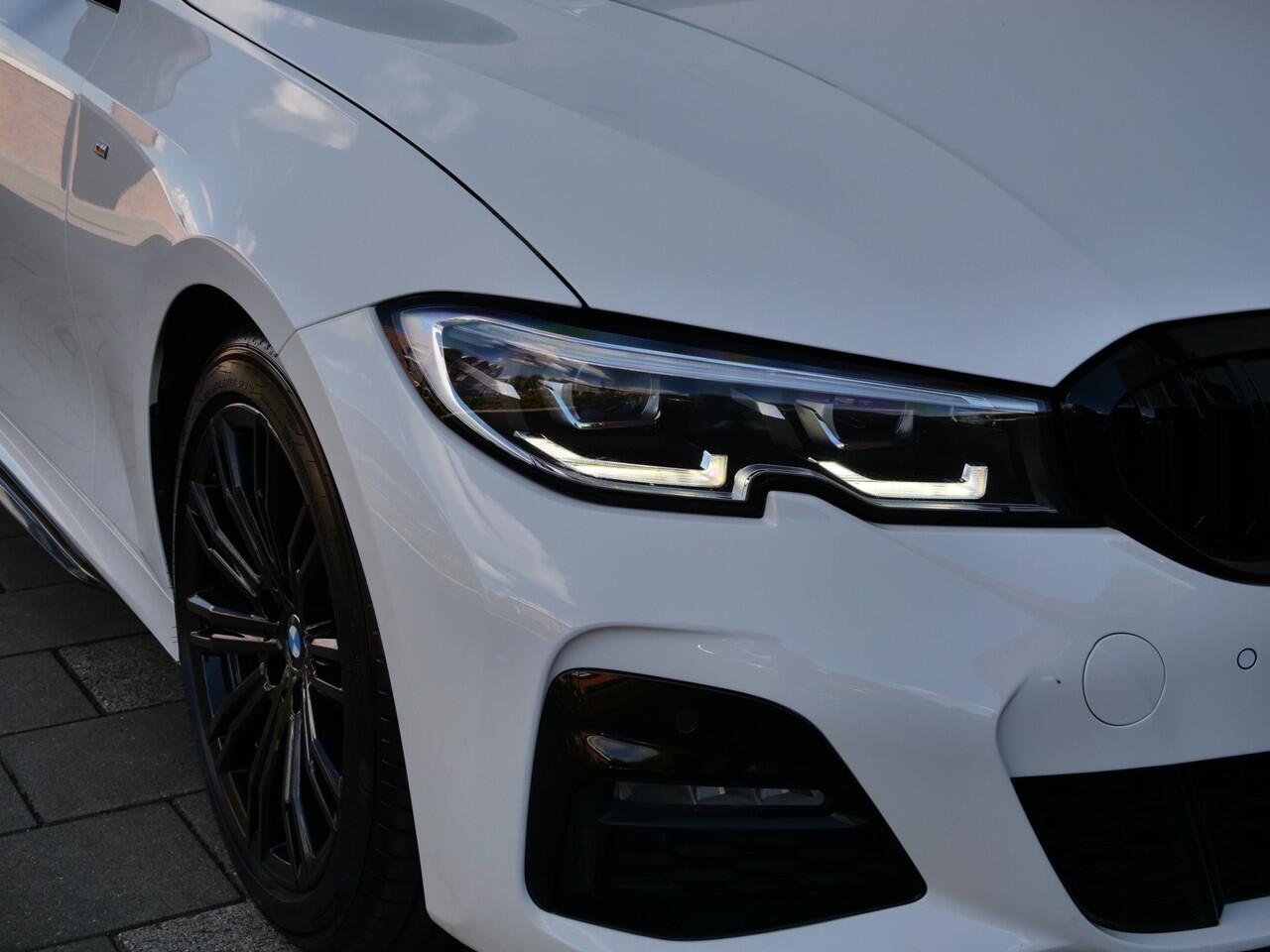 BMW 3-SERIE 320i 184pk Business Edition Automaat M-Sport / Apple Carplay / Navigatie