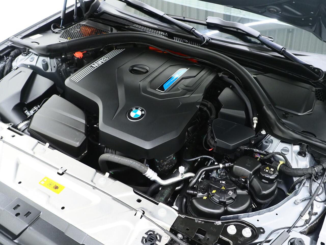 BMW 3-SERIE Touring 320e LCI Shadow Line | Nieuw Model | Keyless | Camera | BLIS | Widescreen | Carplay | Cruise | DAB | LED