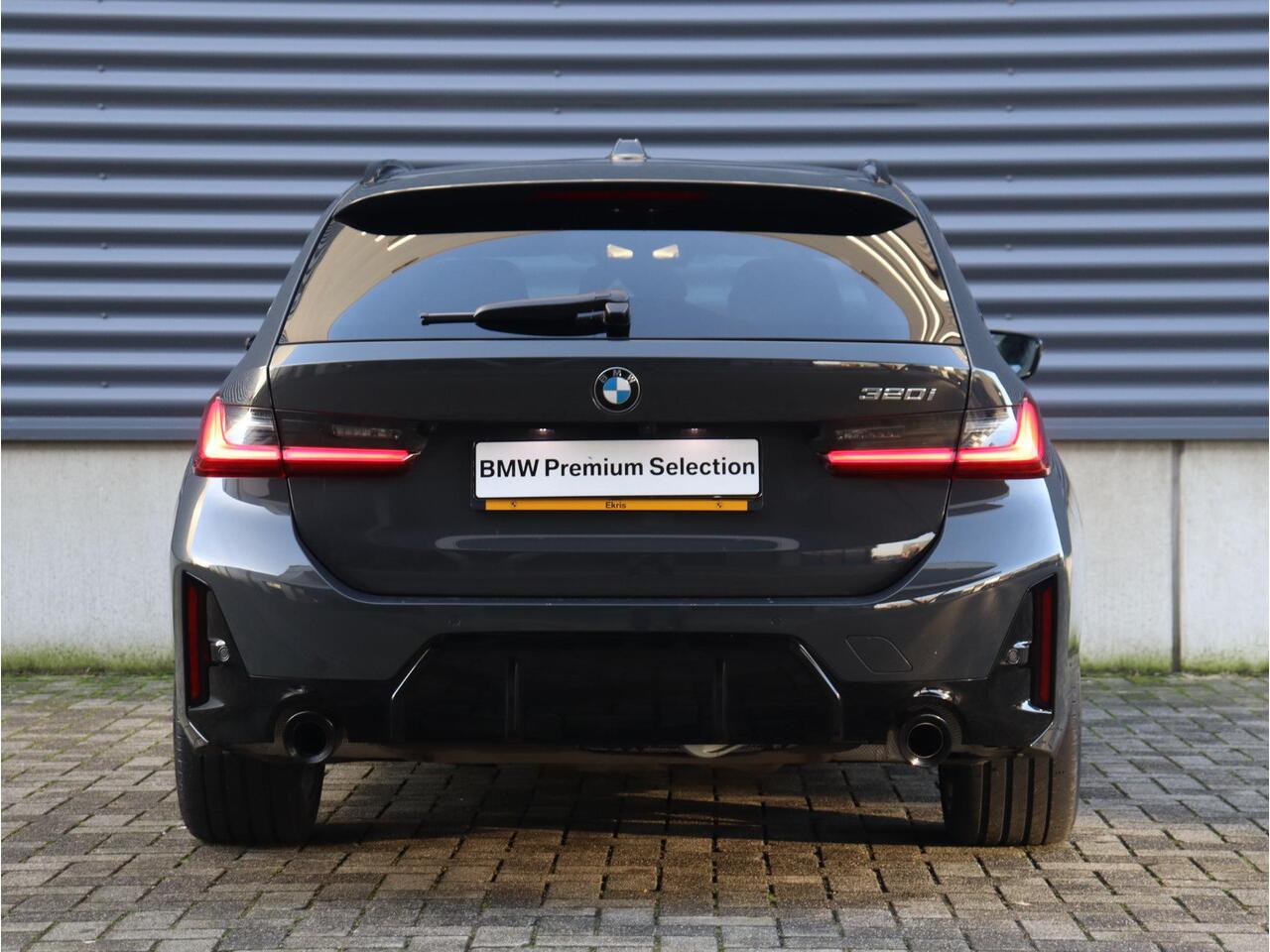 BMW 3-SERIE Touring 320i | M Sportpakket Pro | Panodak | Trekhaak | Head-Up | Driving Assistant Prof. | Harman Kardon | Comfort Access | Verwarmd Stuurwiel | 19'' LMV
