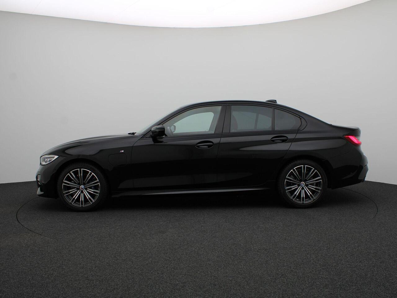 BMW 3-SERIE Sedan 330e High Executive | M Sportpakket | Audio Media Pack | Parking Pack | DAB | HiFi | 18''