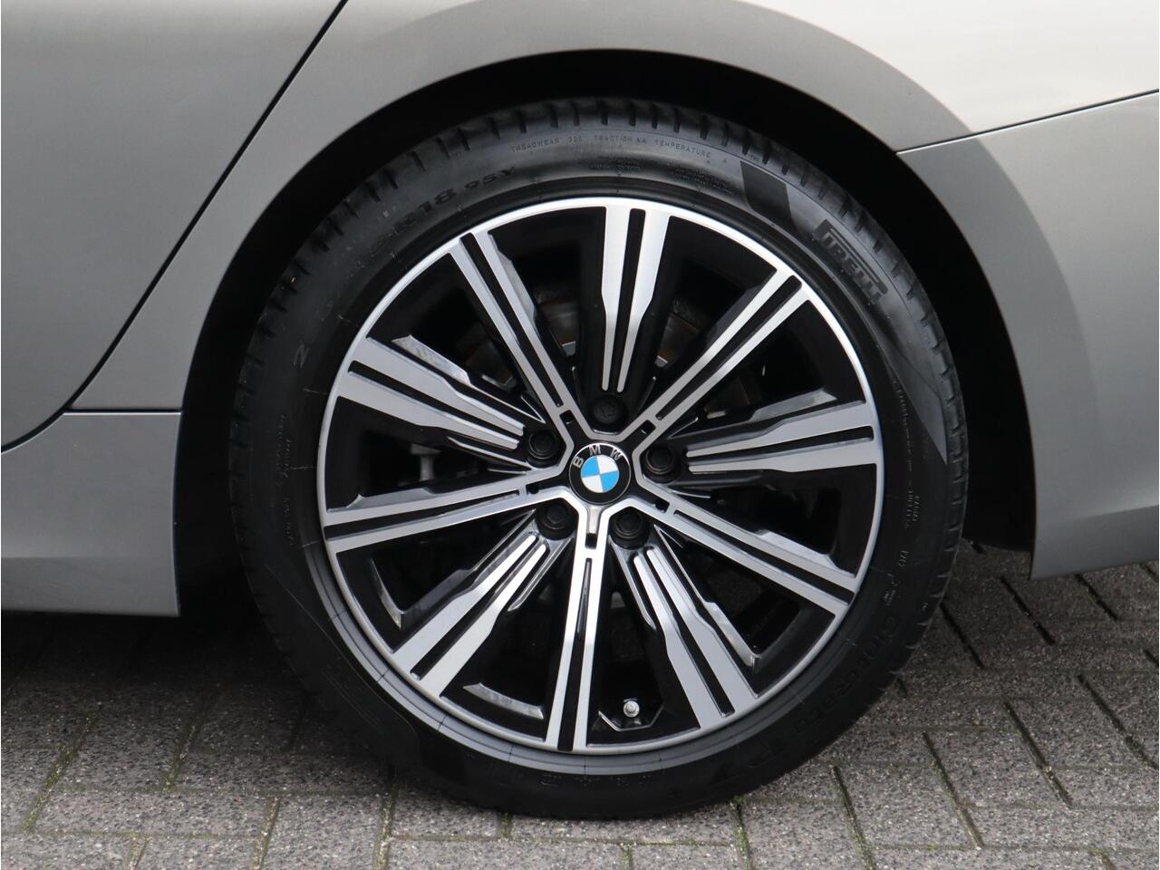 BMW 3-SERIE Touring 318i Executive Luxury Line Automaat / Live Cockpit Professional / Trekhaak / Elektrisch Verstelbare Sportstoelen / LED / 18 Inch / Leder / Hifi / Chrome Line / DAB / Parkeersensoren voor+achter