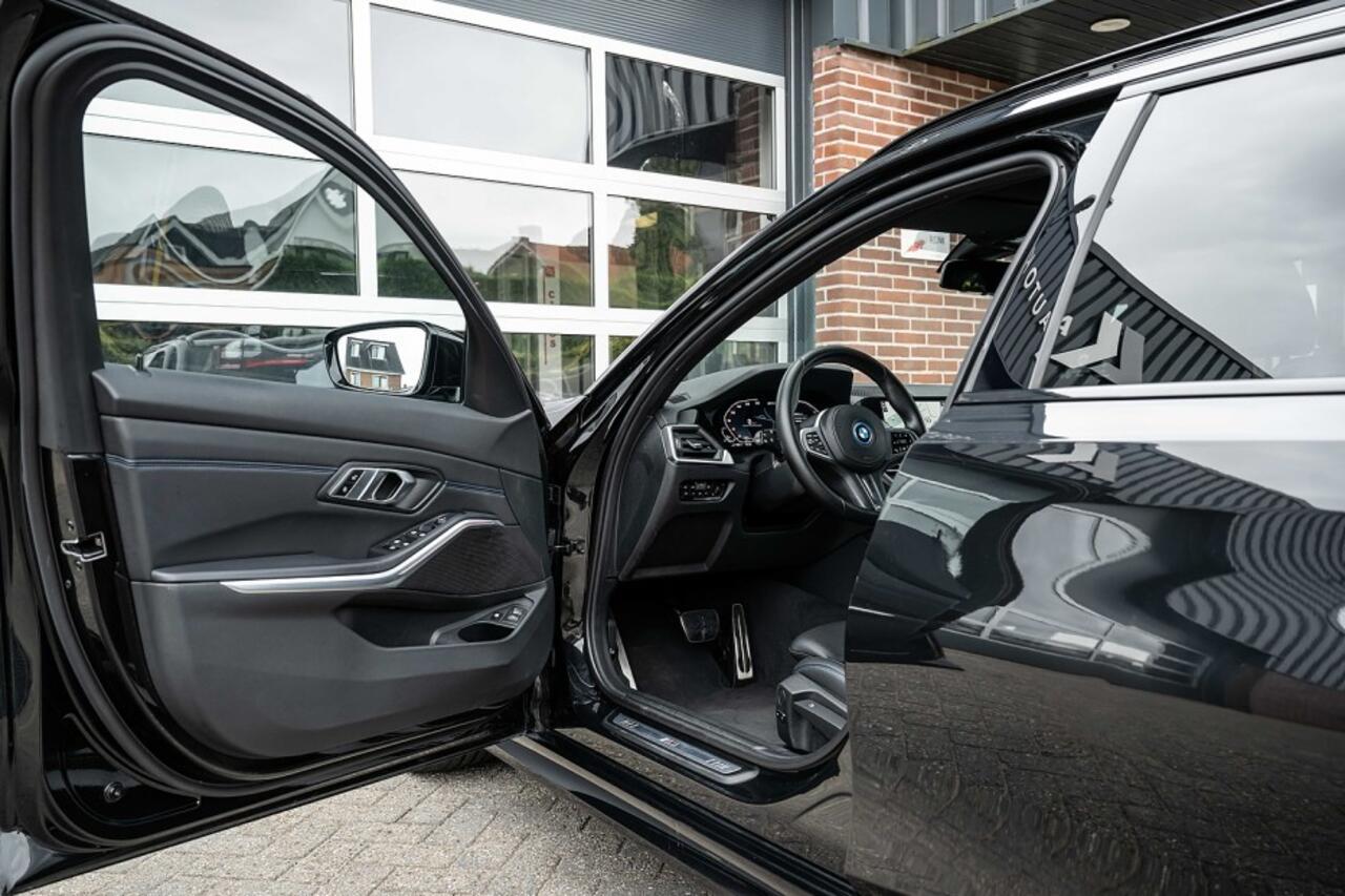 BMW 3-SERIE 330e xDrive M-Sport | Shadow | Adapt. Cruise | Trekhaak | 18' inch |
