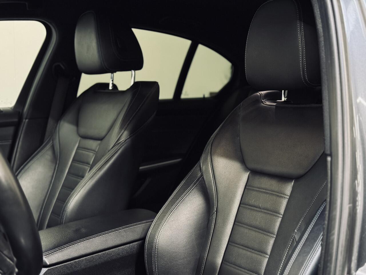 BMW 3-SERIE 320i High Ex. M-Sport ShadowLine | 19" | Leder | Trekhaak