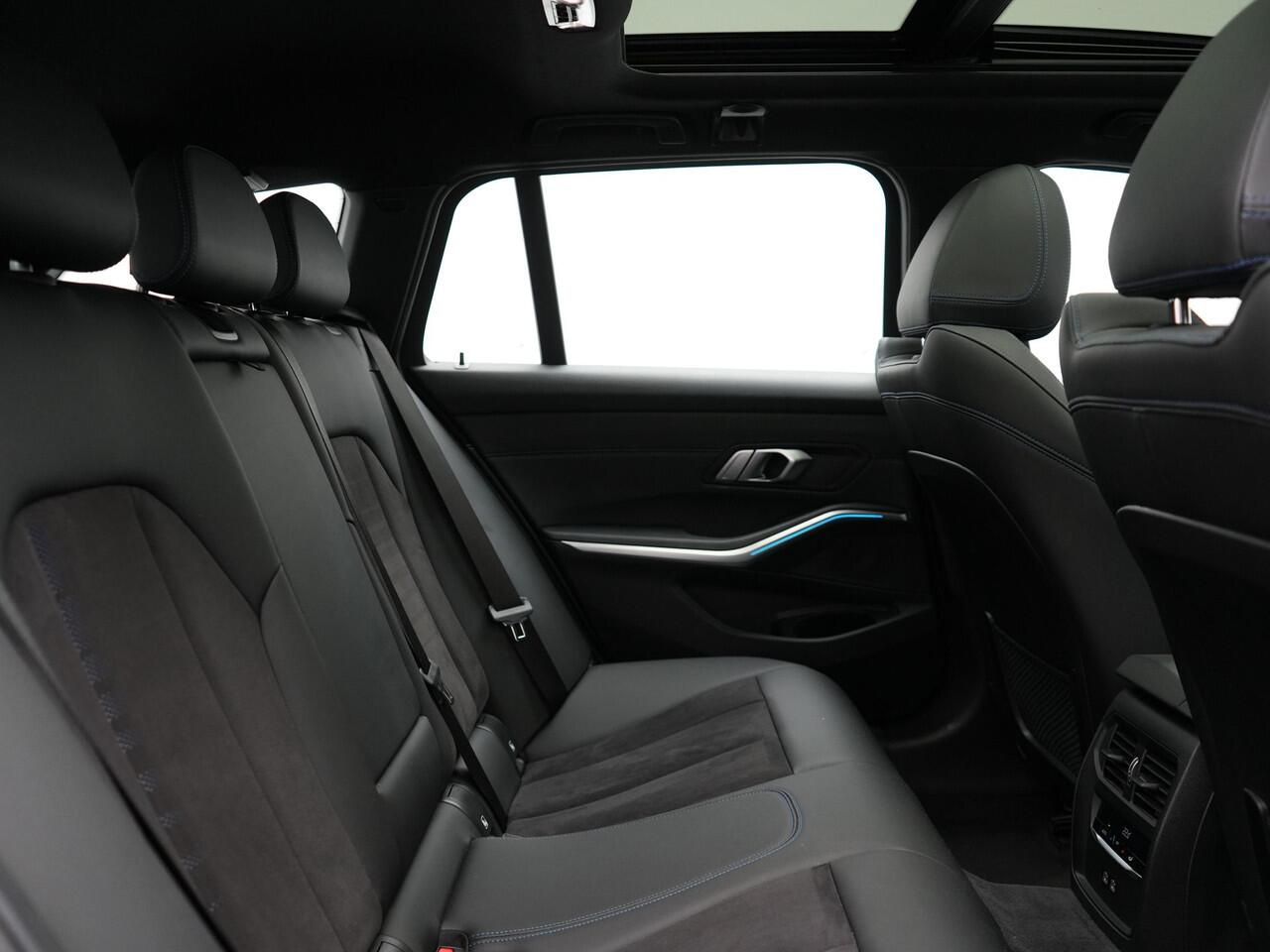 BMW 3-SERIE Touring 320e M Sport Plug In Hybrid 204pk Dealer O.H. PHEV | Trekhaak Af Fabriek | Panodak | Camera | Adaptief Onderstel | 19"L.M | Alcantara Sportstoelen Memory & Verwarmd | Sfeerverlichting | Apple Carplay | Keyless | Navigatie | DAB |
