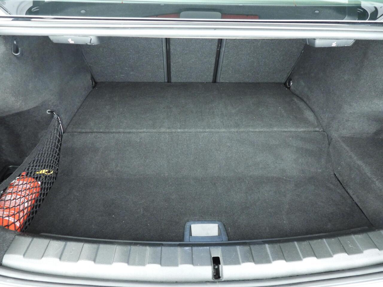 BMW 3-SERIE Sedan 330e | LED | Leder | Navigatie | Active cruise | Schuifdak | DAB | Hifi speakers | Alu 17 inch