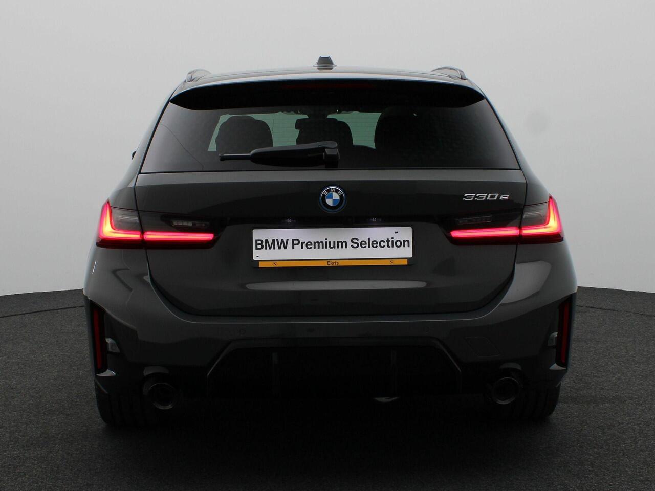 BMW 3-SERIE Touring 330e M Sportpakket Pro | Comfort Pack | Stuurwielrand Verwarmd | Trekhaak | Panoramadak | Driving Assistant | Active Cruise Control | Harman Kardon | 19'' | Ekris Selection