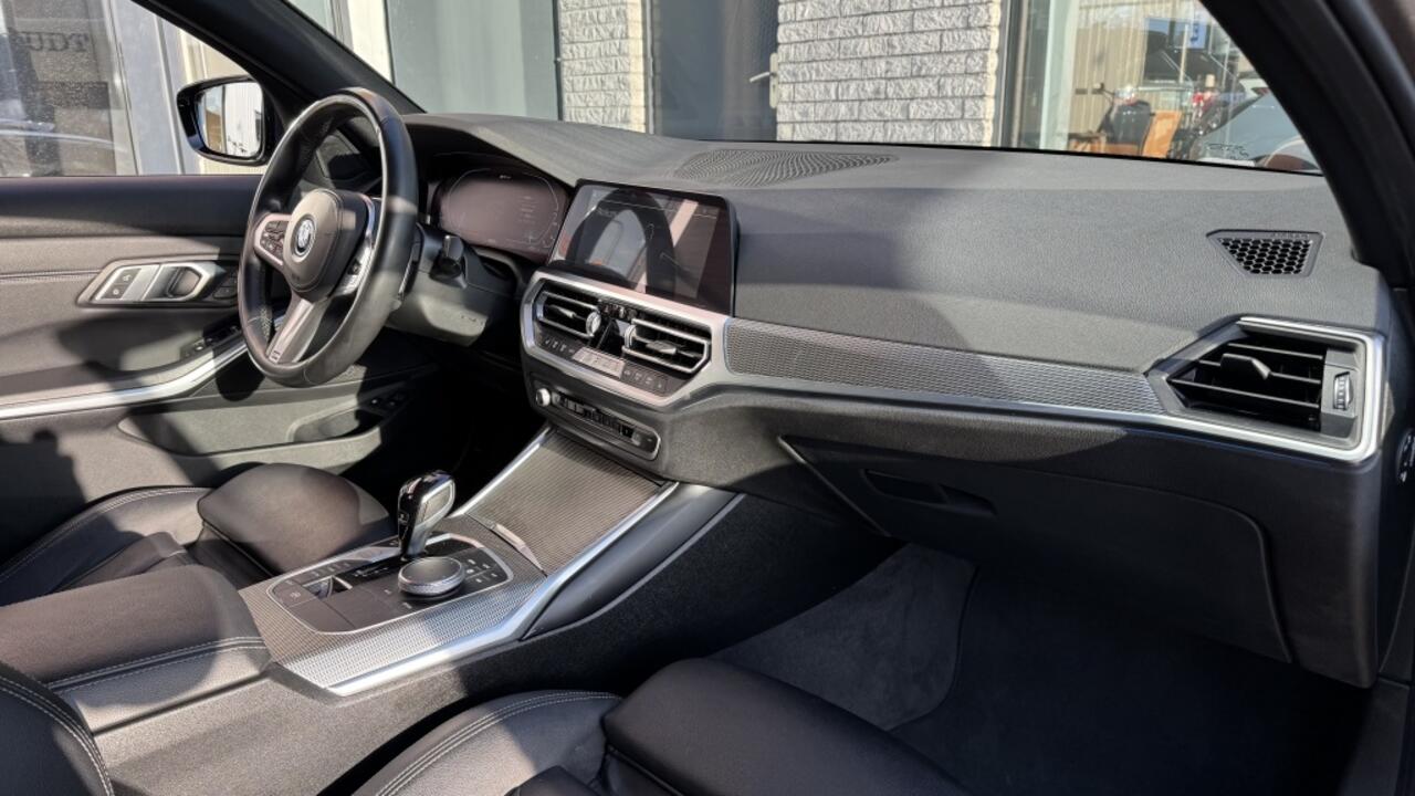 BMW 3-SERIE Touring 330e xDr. High Exec. | M-Sport | HUD | Leer | Navi