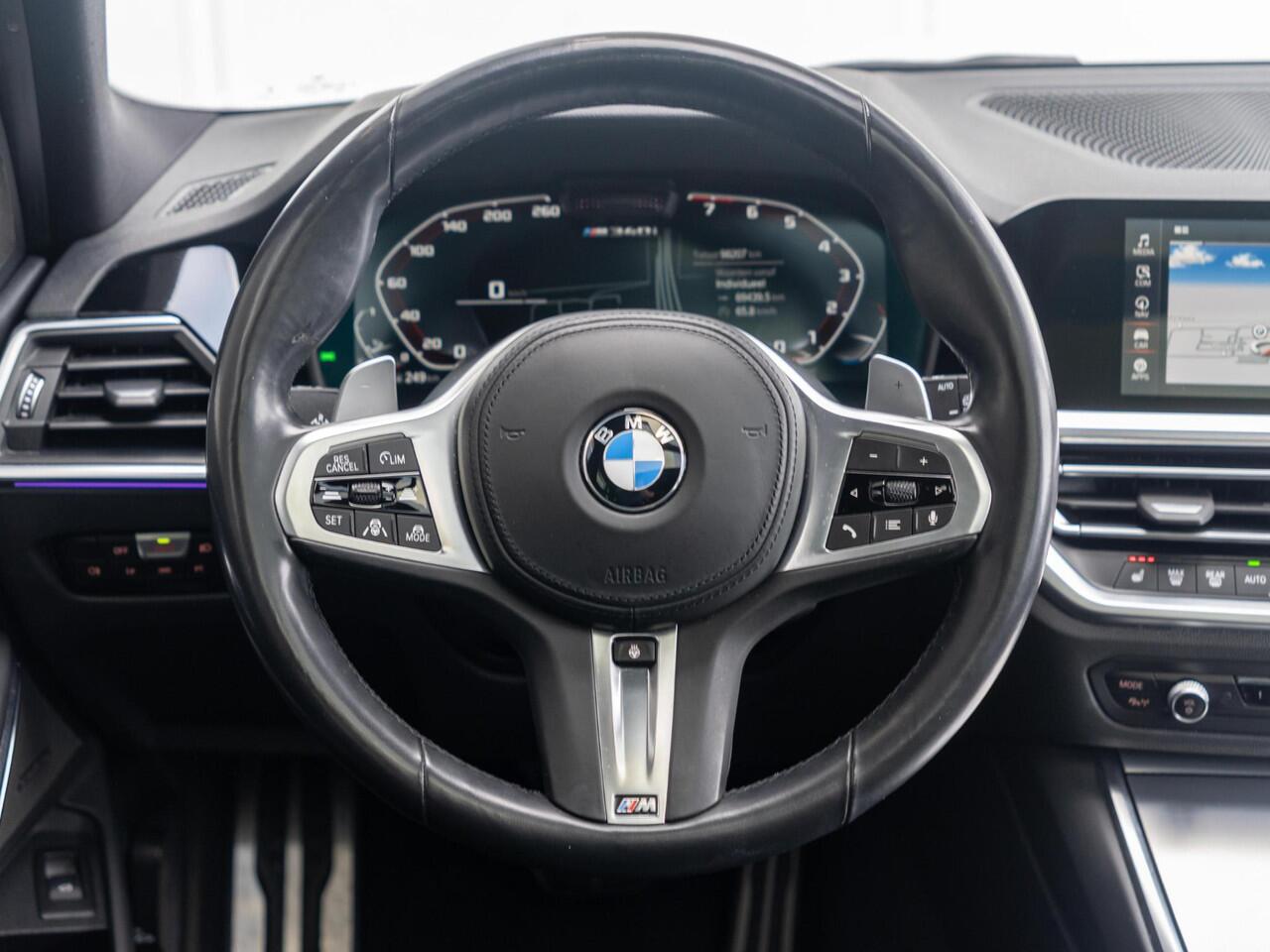 BMW 3-SERIE Touring M340i xDrive | Innovationspakket | Verwarmd Stuurwiel | Comfort Access | Panoramadak | Stoelverwarming | Laserlight | Head-Up Display | Harman Kardon | 19''