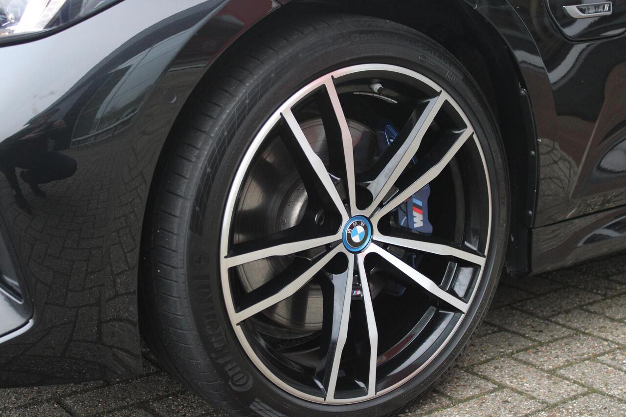 BMW 3-SERIE 330e 292PK xDRIVE | PANORAMISCH SCHUIF/KANTEL DAK | M-SPORT PRO-PAKKET | M-SPORT REMMEN UITGEVOERD IN DONKERBLAUW MET M LOGO | BMW LIVE COCKPIT PROFESSIONAL | CURVED DISPLAY |DRIVING ASSISTANT INCL. HEAD-UP DISPLAY | PARKING ASSIST INCL. ACHTERUITRIJCAMER